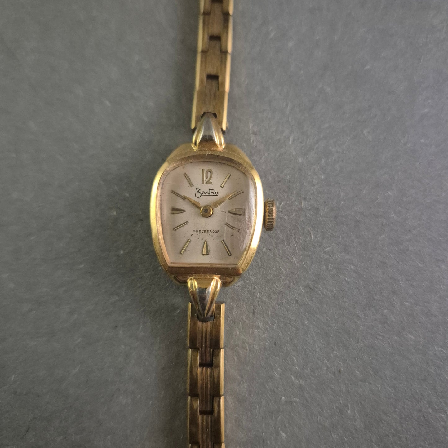 Vintage ZentRa Damenuhr – Klassische Eleganz in Goldoptik