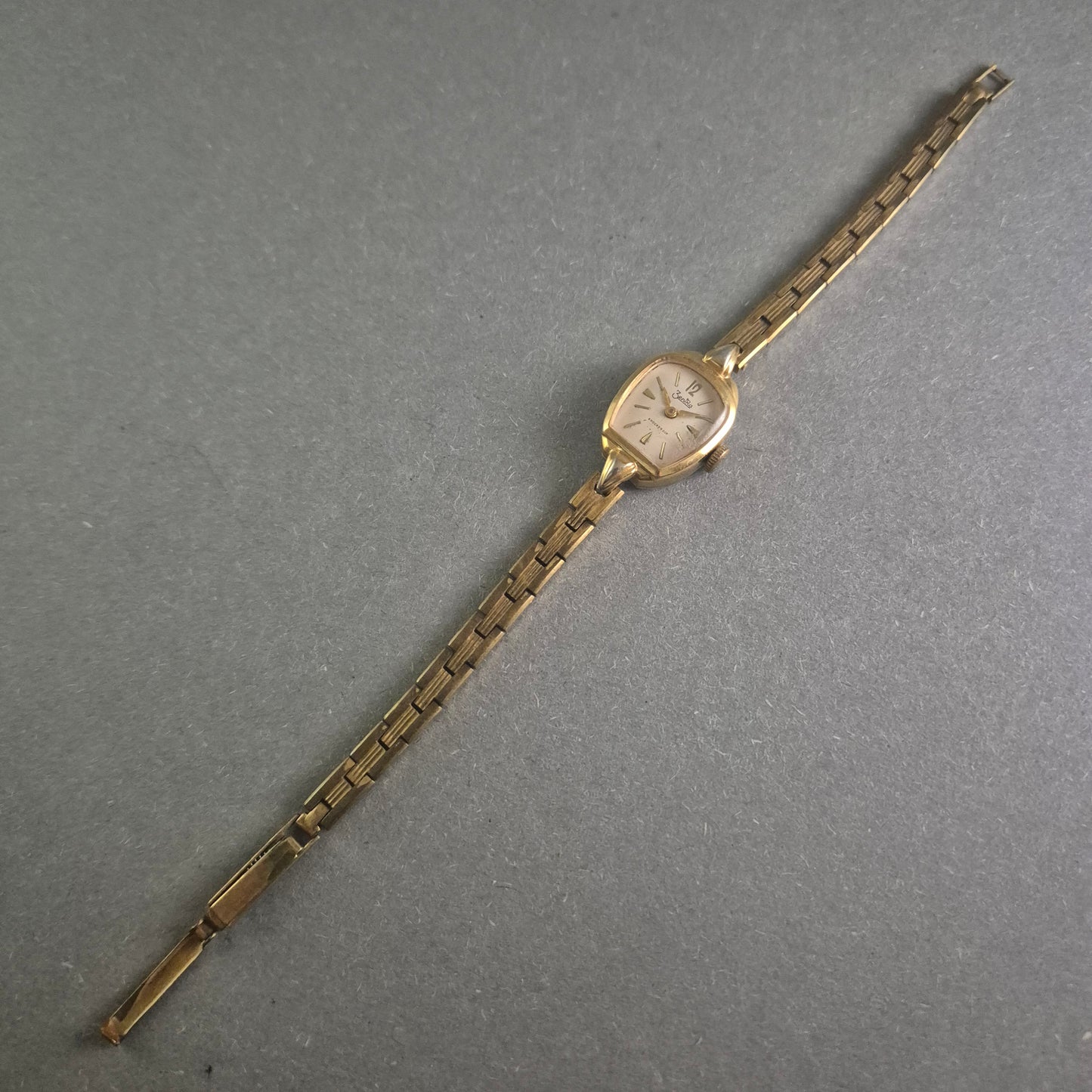 Vintage ZentRa Damenuhr – Klassische Eleganz in Goldoptik