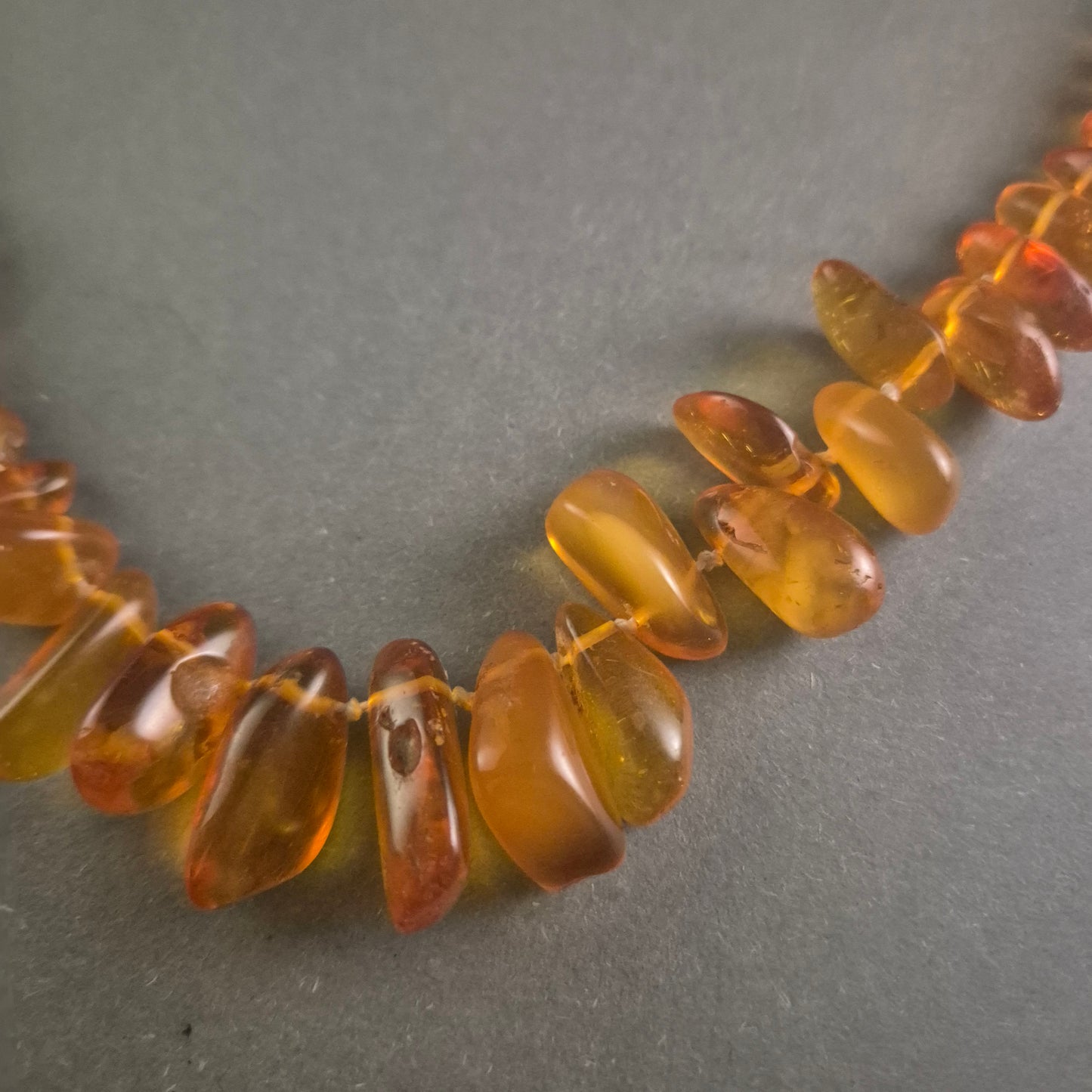 Echte Bernstein-Kette – Naturbelassene Eleganz in warmem Honigton