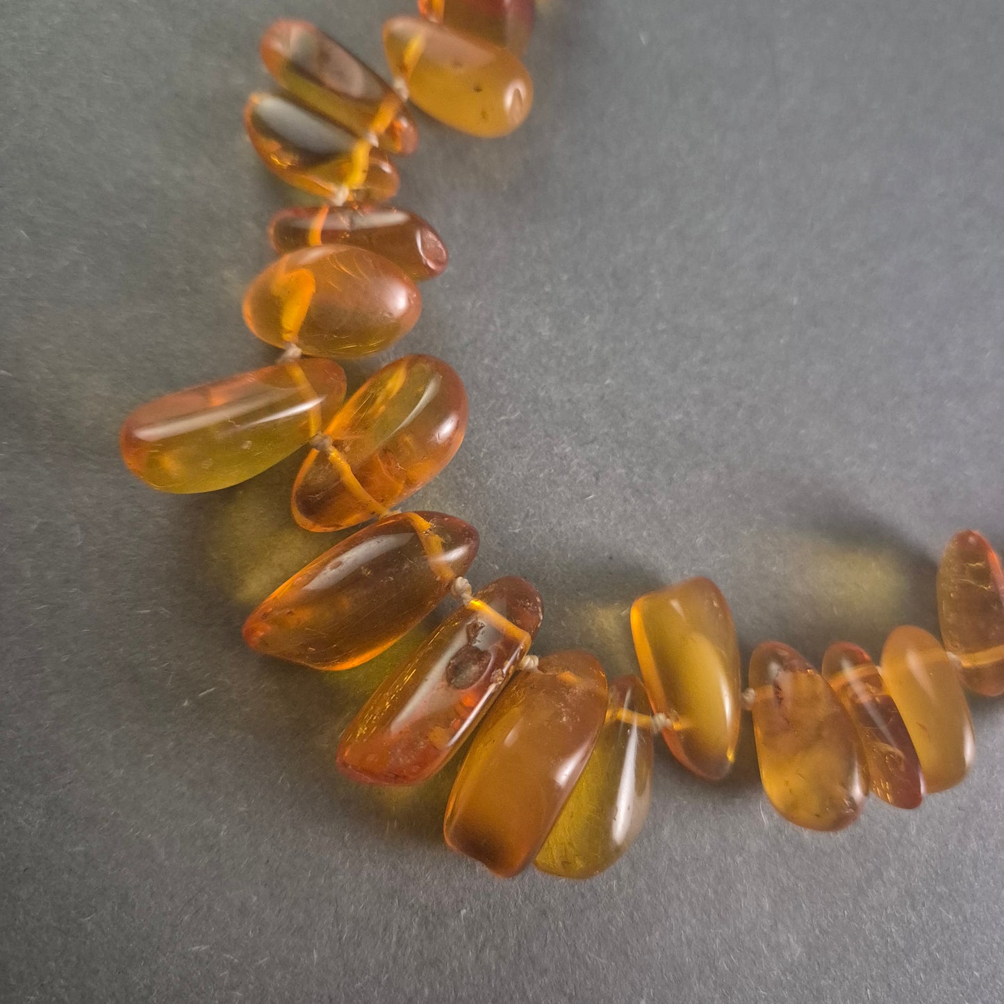 Echte Bernstein-Kette – Naturbelassene Eleganz in warmem Honigton