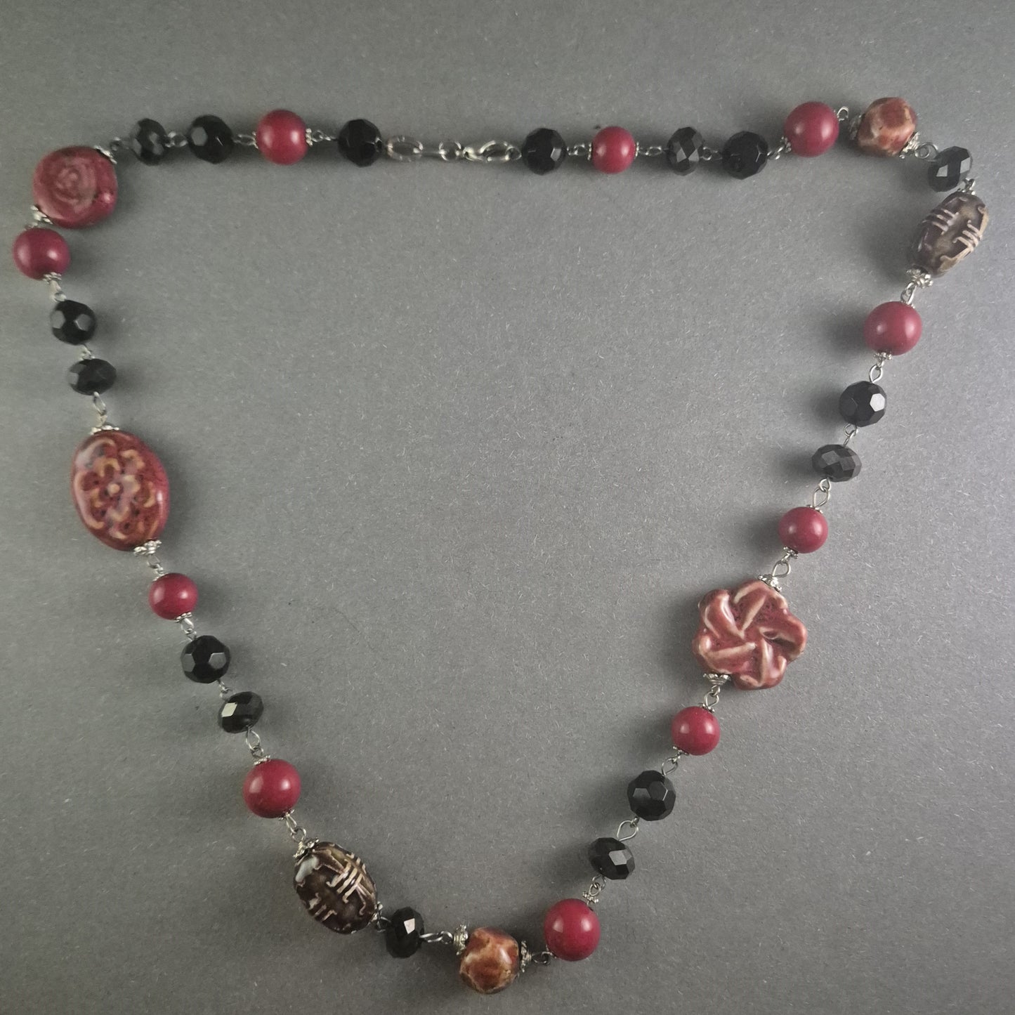 Exklusive Design-Kette – Elegante Kombination aus Rot, Schwarz und Keramik