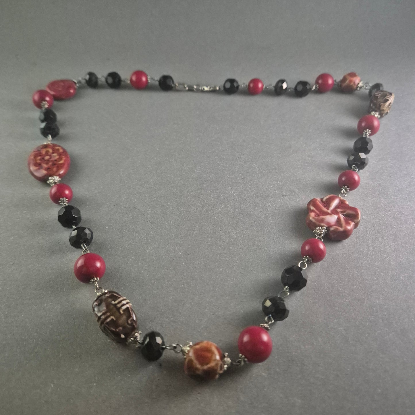 Exklusive Design-Kette – Elegante Kombination aus Rot, Schwarz und Keramik