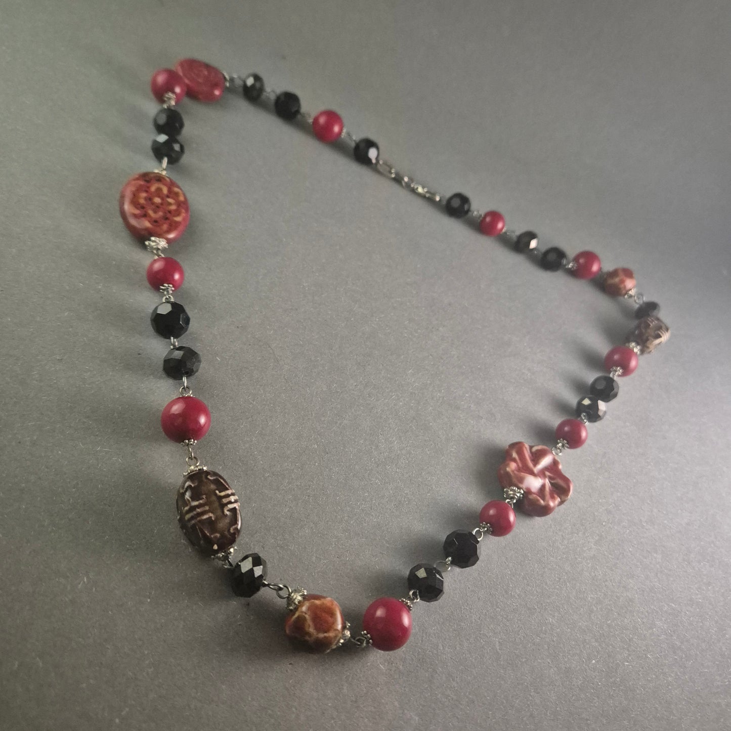 Exklusive Design-Kette – Elegante Kombination aus Rot, Schwarz und Keramik