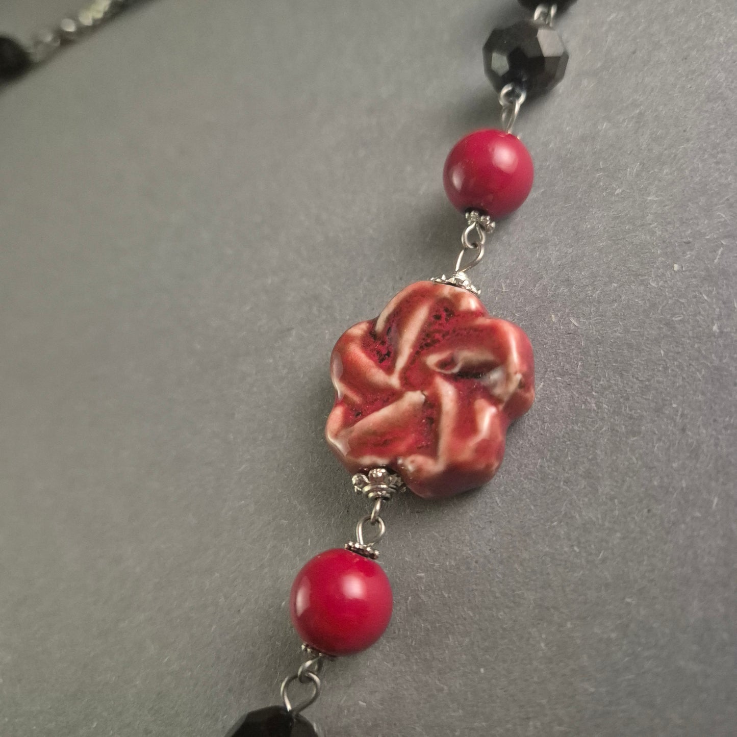 Exklusive Design-Kette – Elegante Kombination aus Rot, Schwarz und Keramik