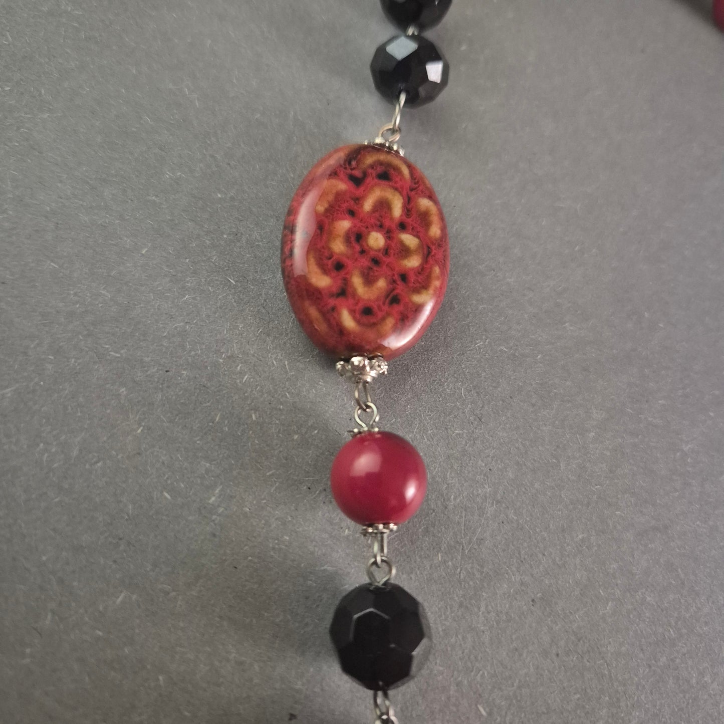 Exklusive Design-Kette – Elegante Kombination aus Rot, Schwarz und Keramik