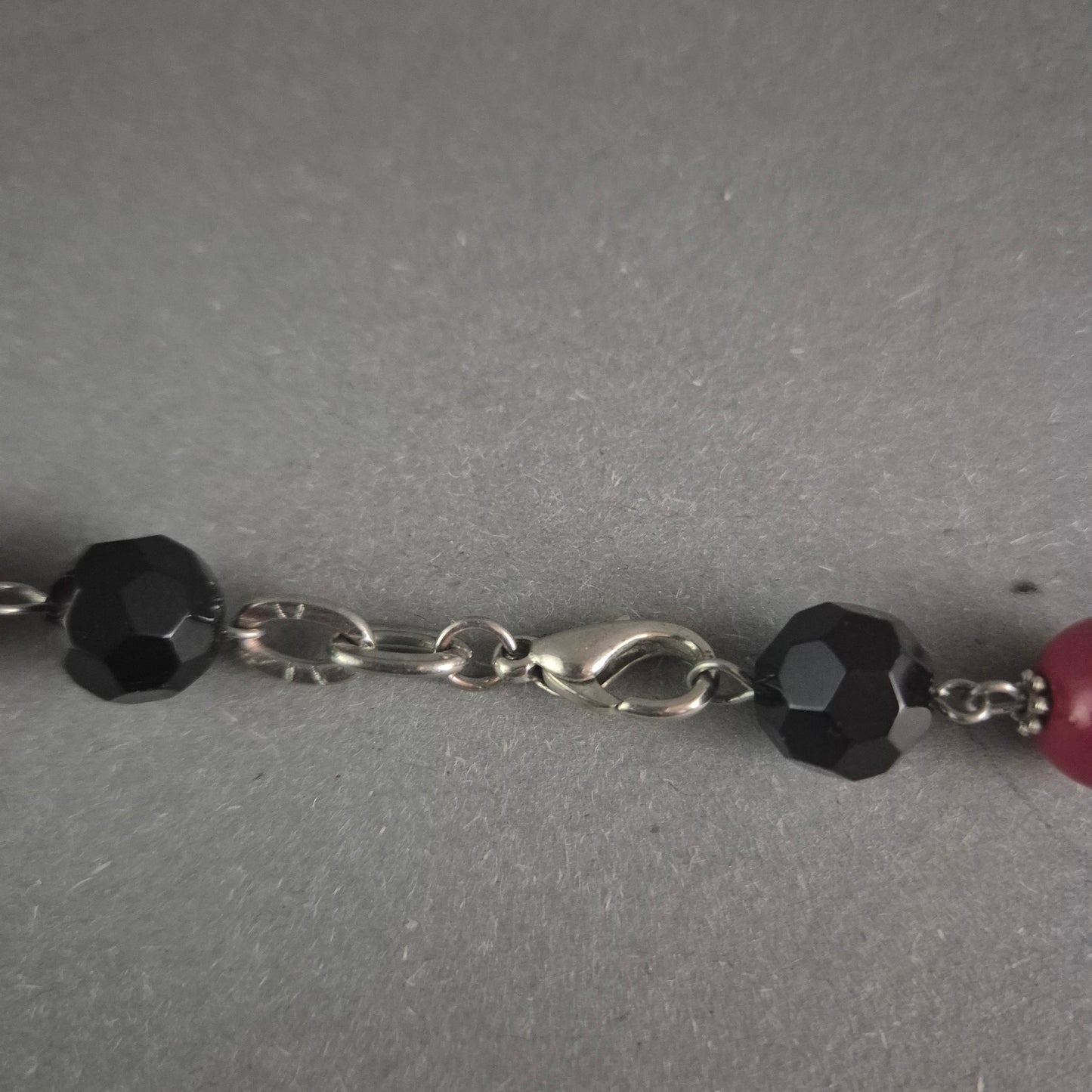 Exklusive Design-Kette – Elegante Kombination aus Rot, Schwarz und Keramik
