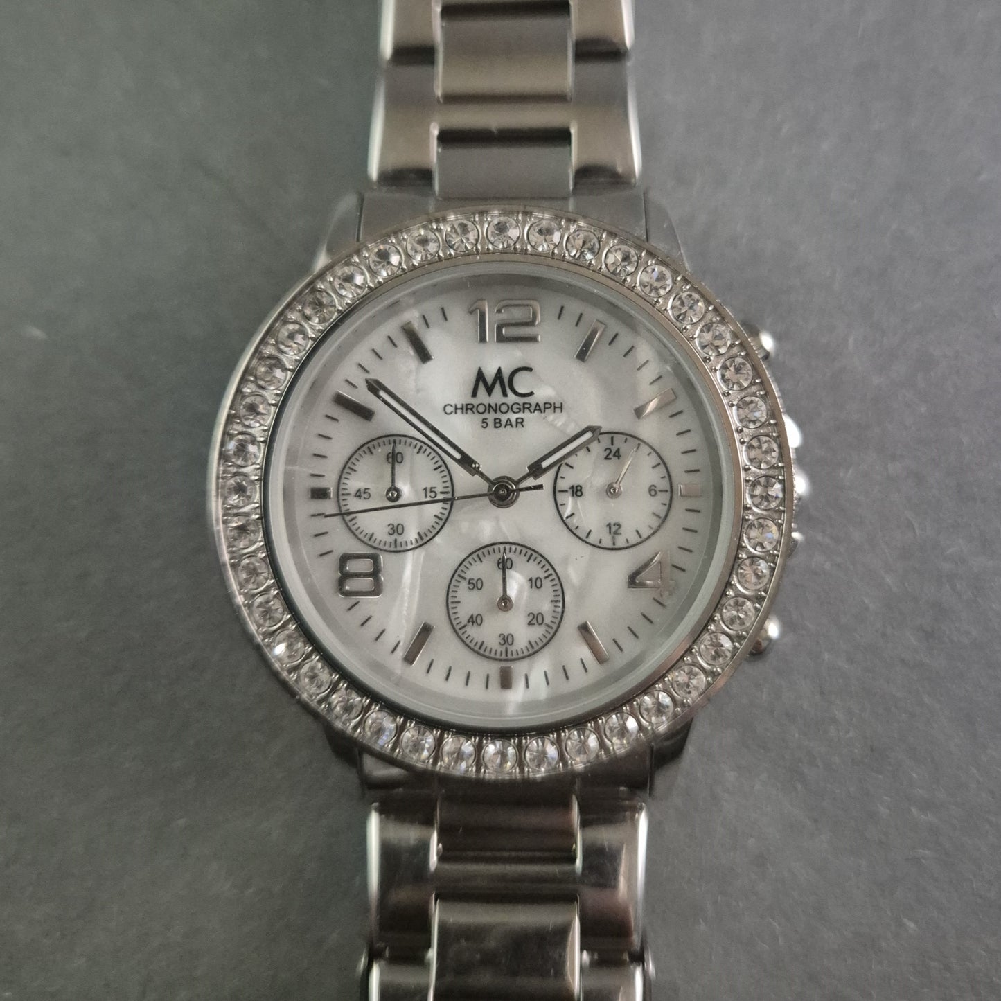 MC Chronograph Damenarmbanduhr – Eleganz mit Kristallbesatz