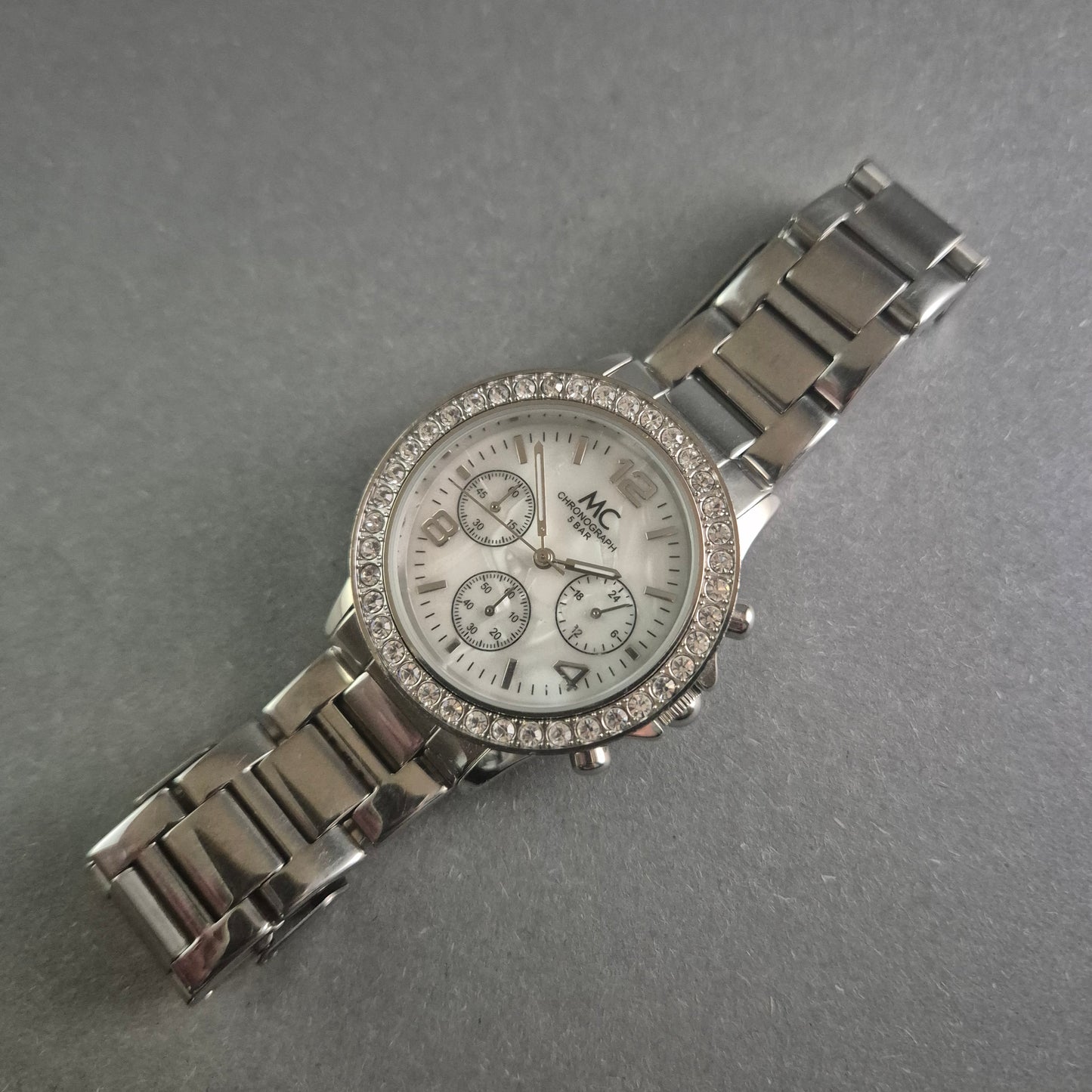 MC Chronograph Damenarmbanduhr – Eleganz mit Kristallbesatz