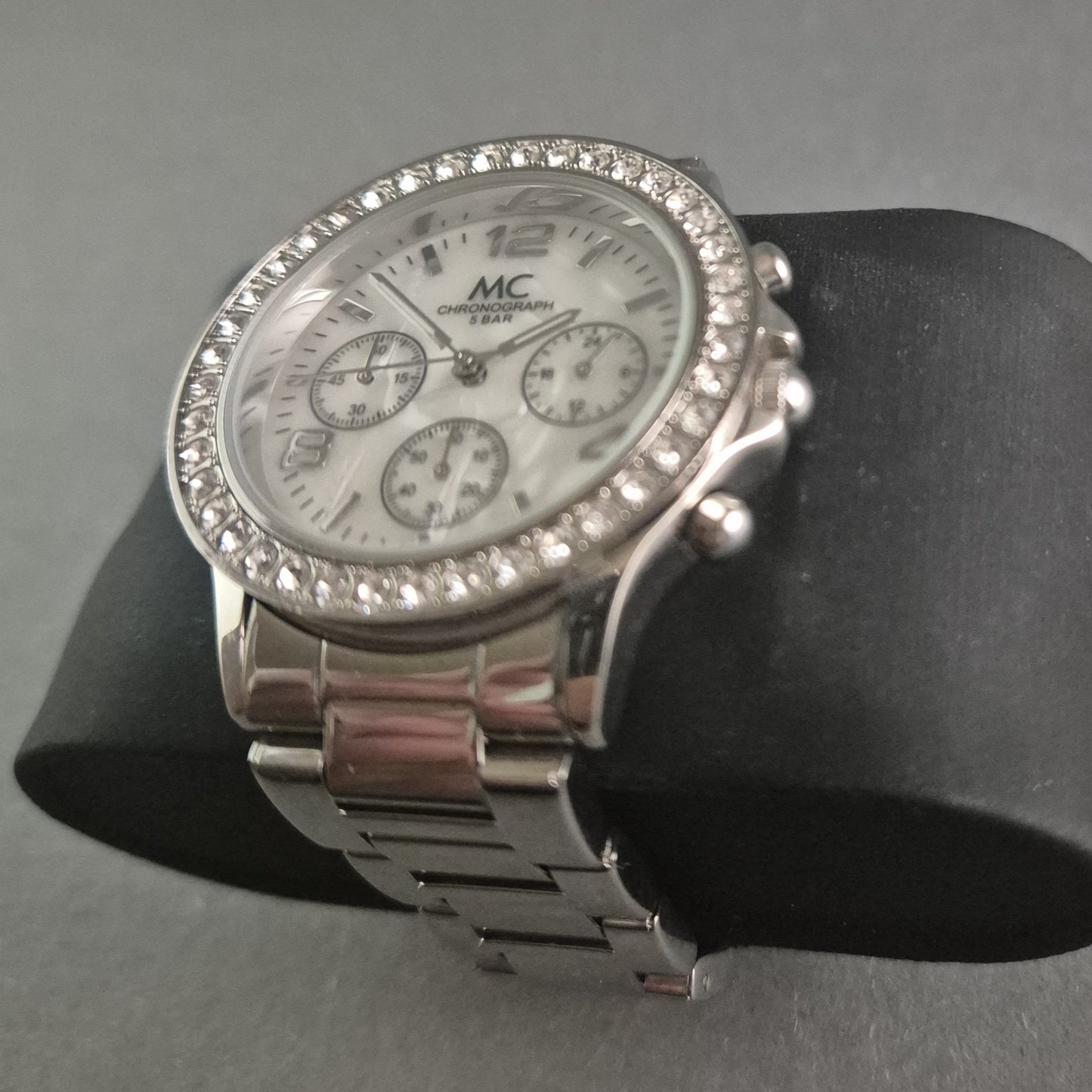 MC Chronograph Damenarmbanduhr – Eleganz mit Kristallbesatz