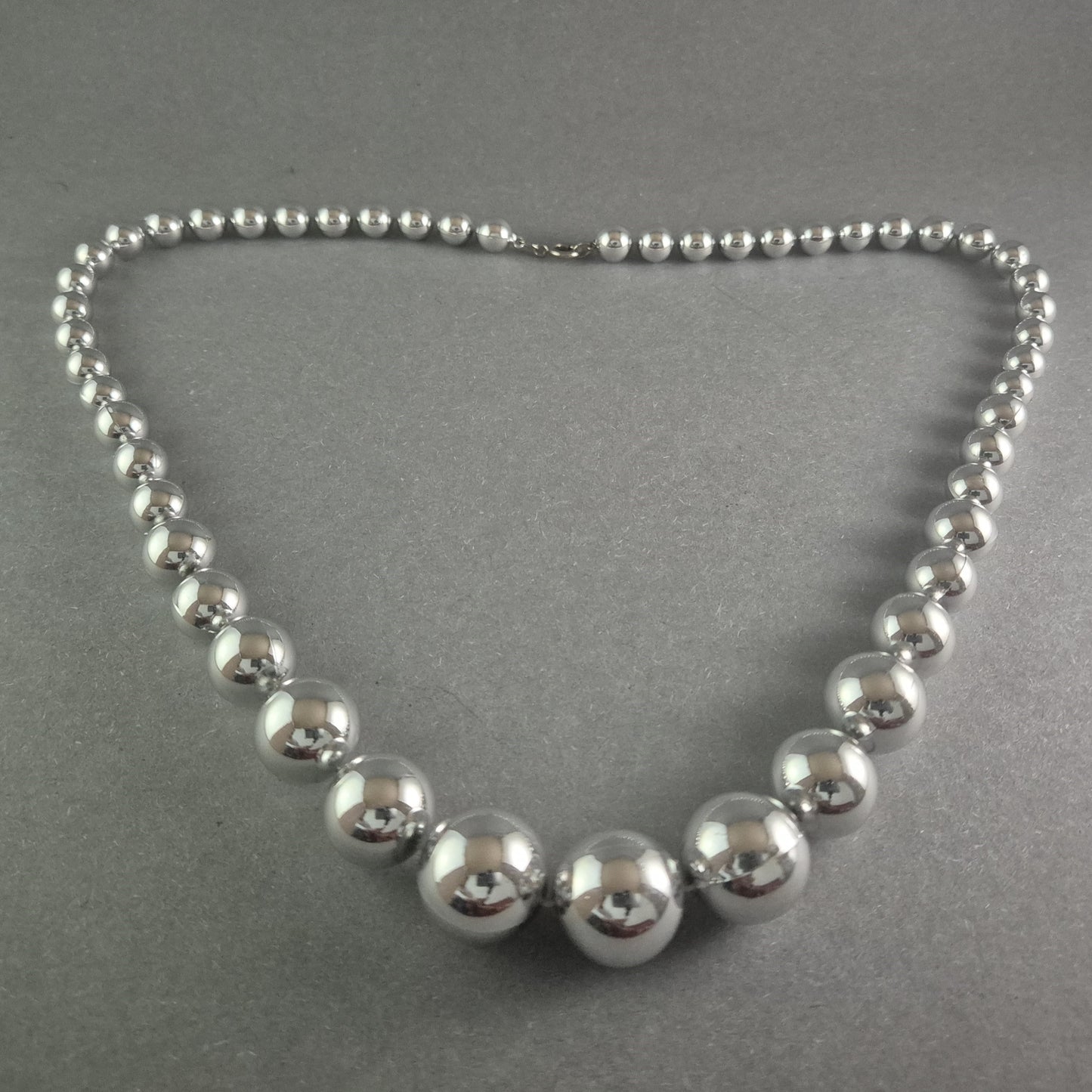 Elegante Statement-Kette in Silberoptik – Glänzende Perlen im modernen Design