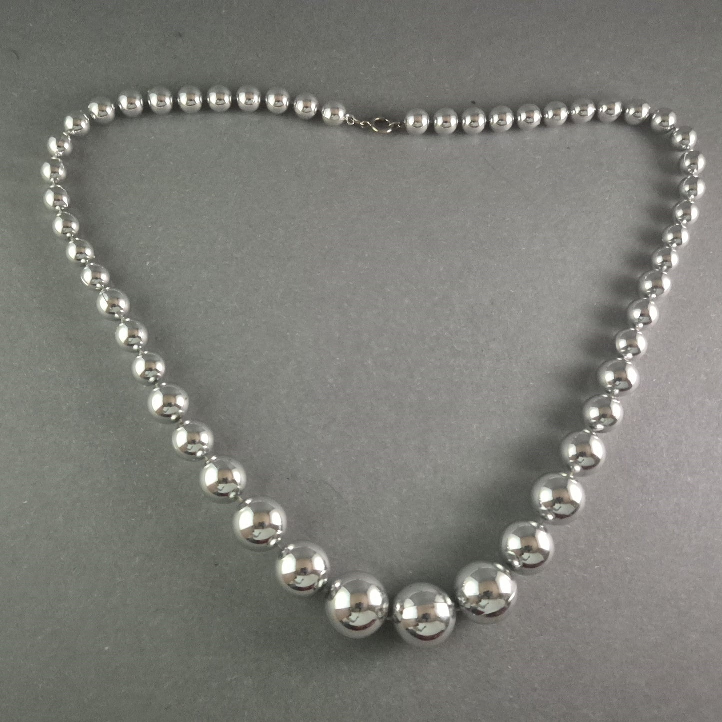 Elegante Statement-Kette in Silberoptik – Glänzende Perlen im modernen Design