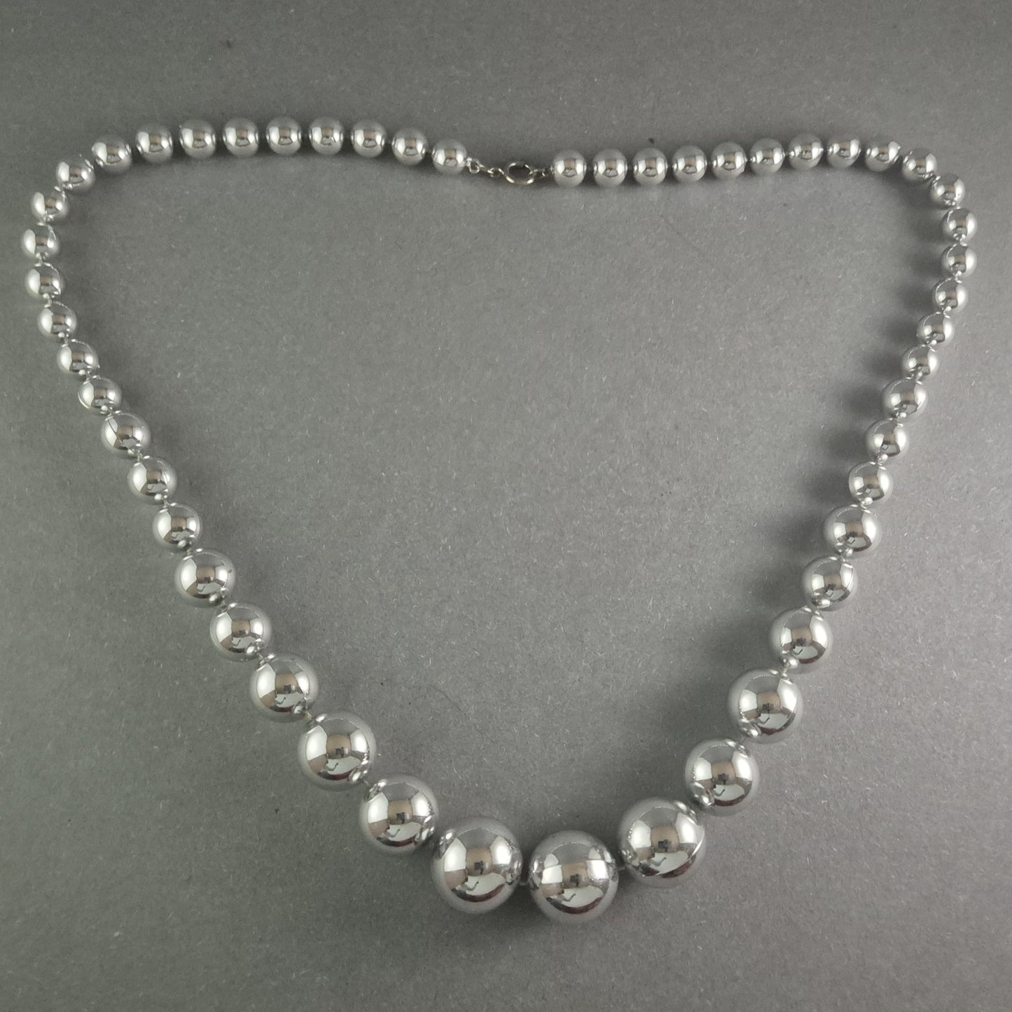 Elegante Statement-Kette in Silberoptik – Glänzende Perlen im modernen Design