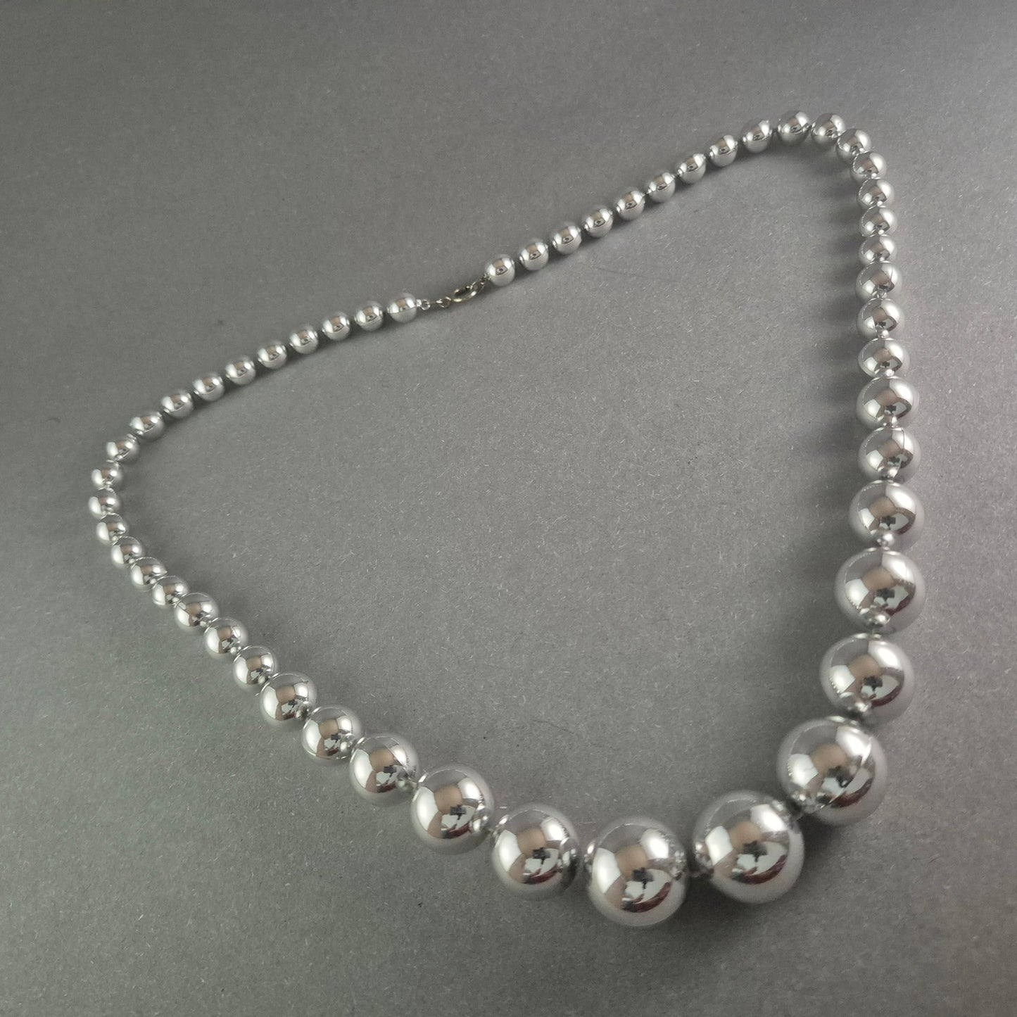 Elegante Statement-Kette in Silberoptik – Glänzende Perlen im modernen Design