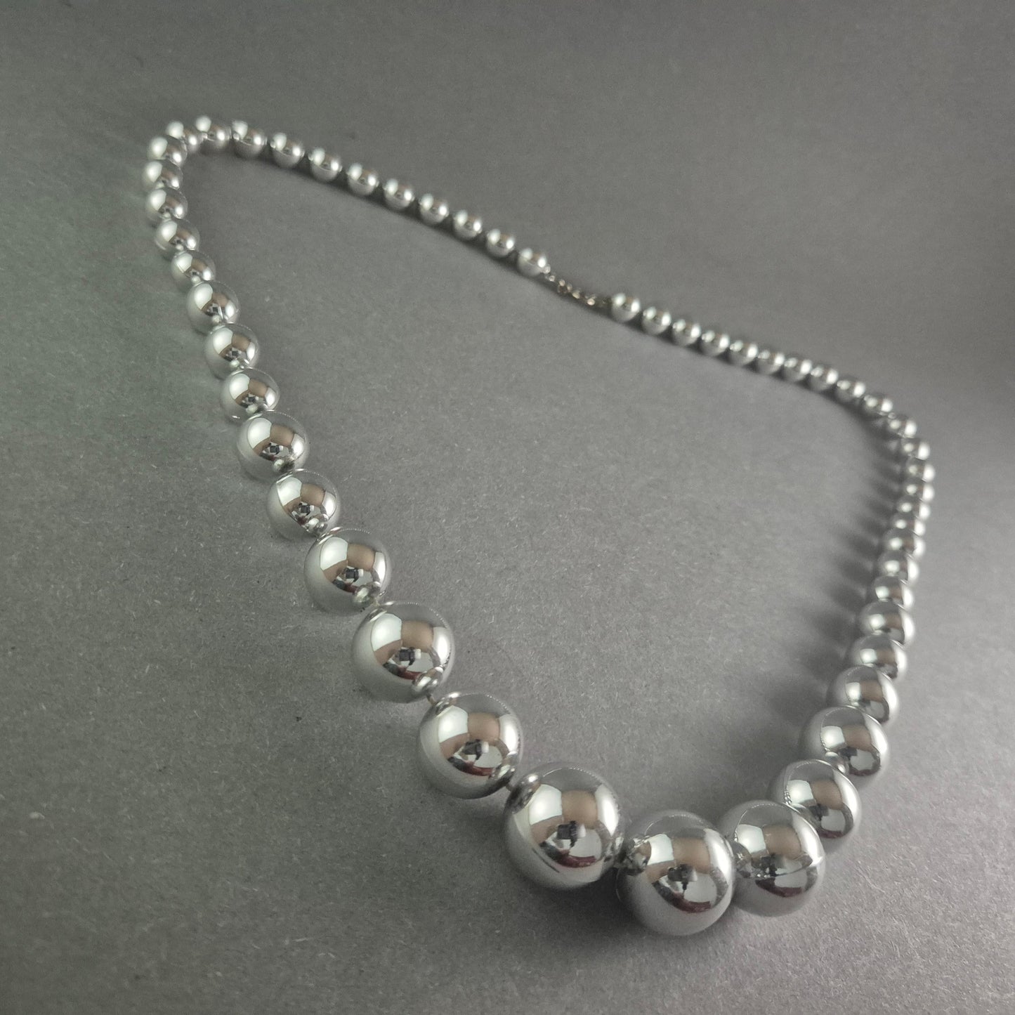 Elegante Statement-Kette in Silberoptik – Glänzende Perlen im modernen Design