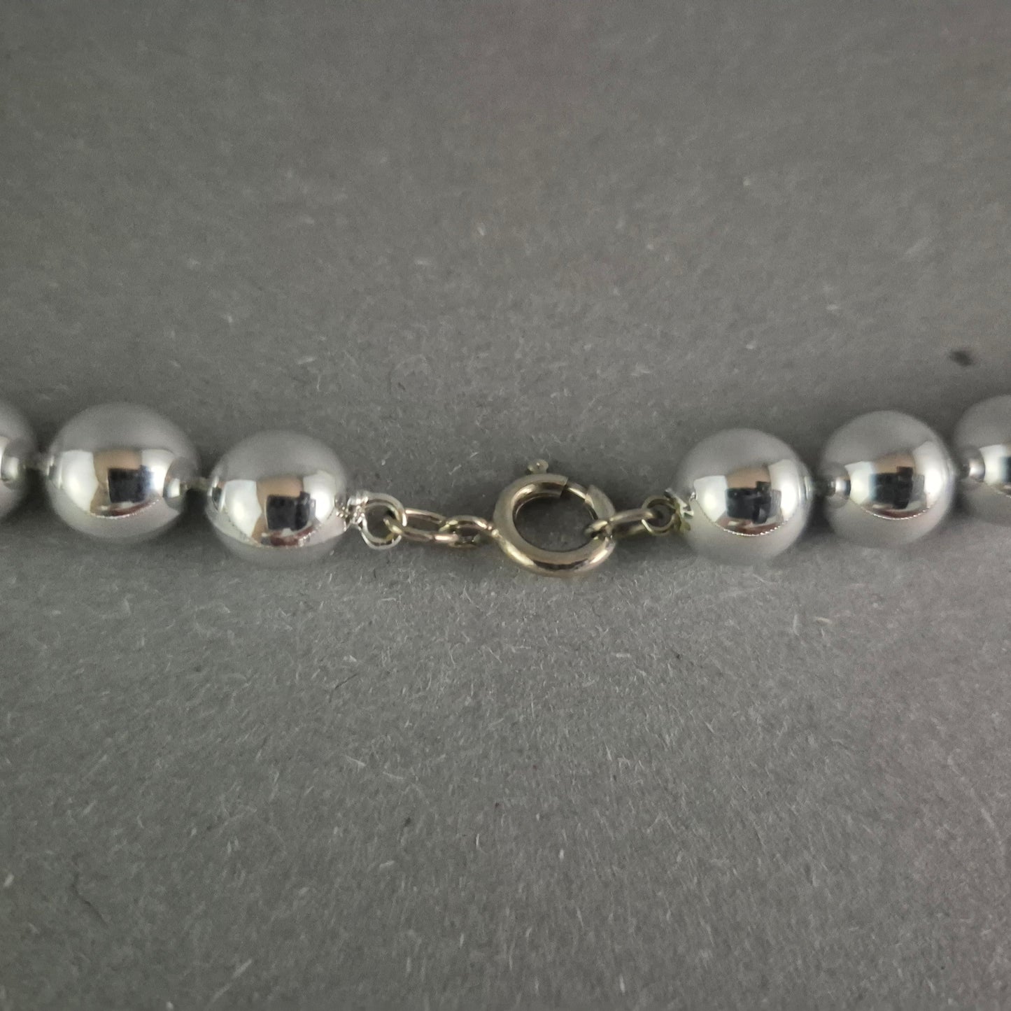 Elegante Statement-Kette in Silberoptik – Glänzende Perlen im modernen Design