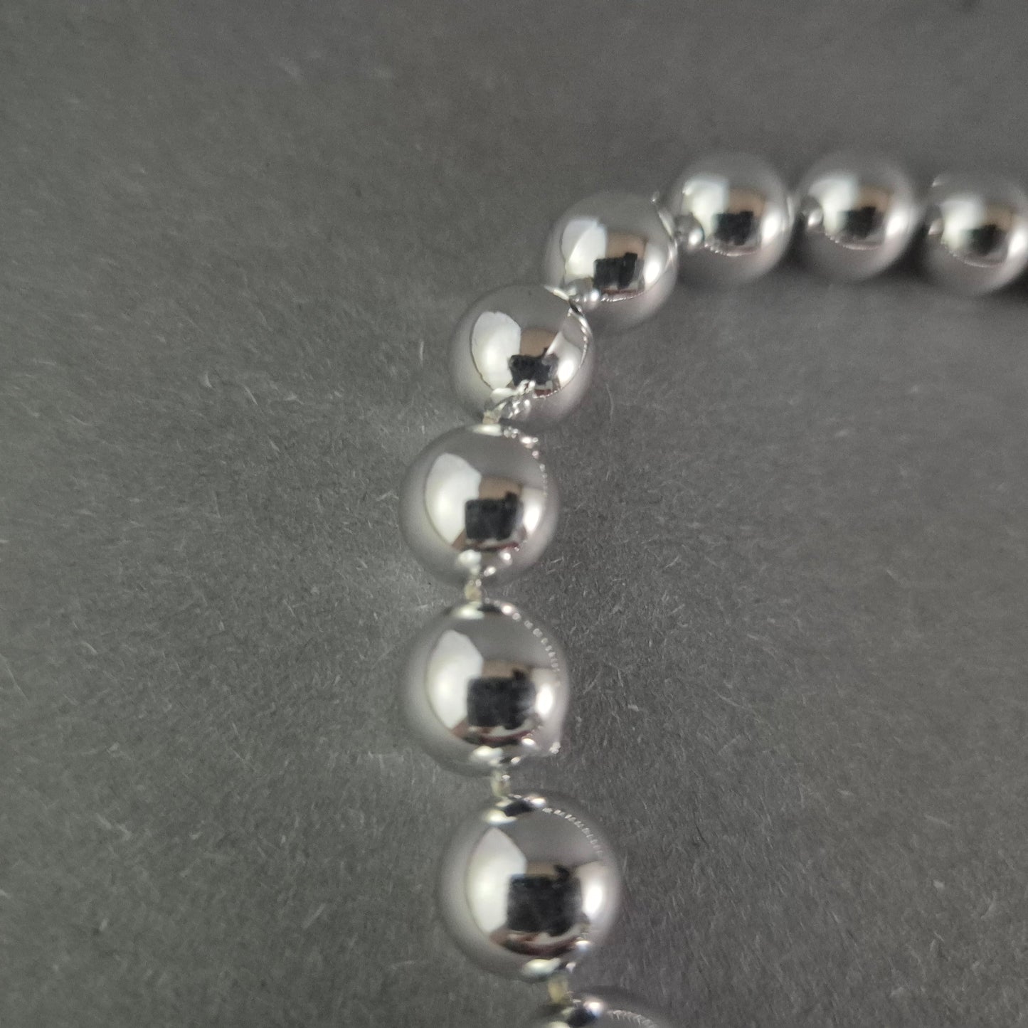 Elegante Statement-Kette in Silberoptik – Glänzende Perlen im modernen Design