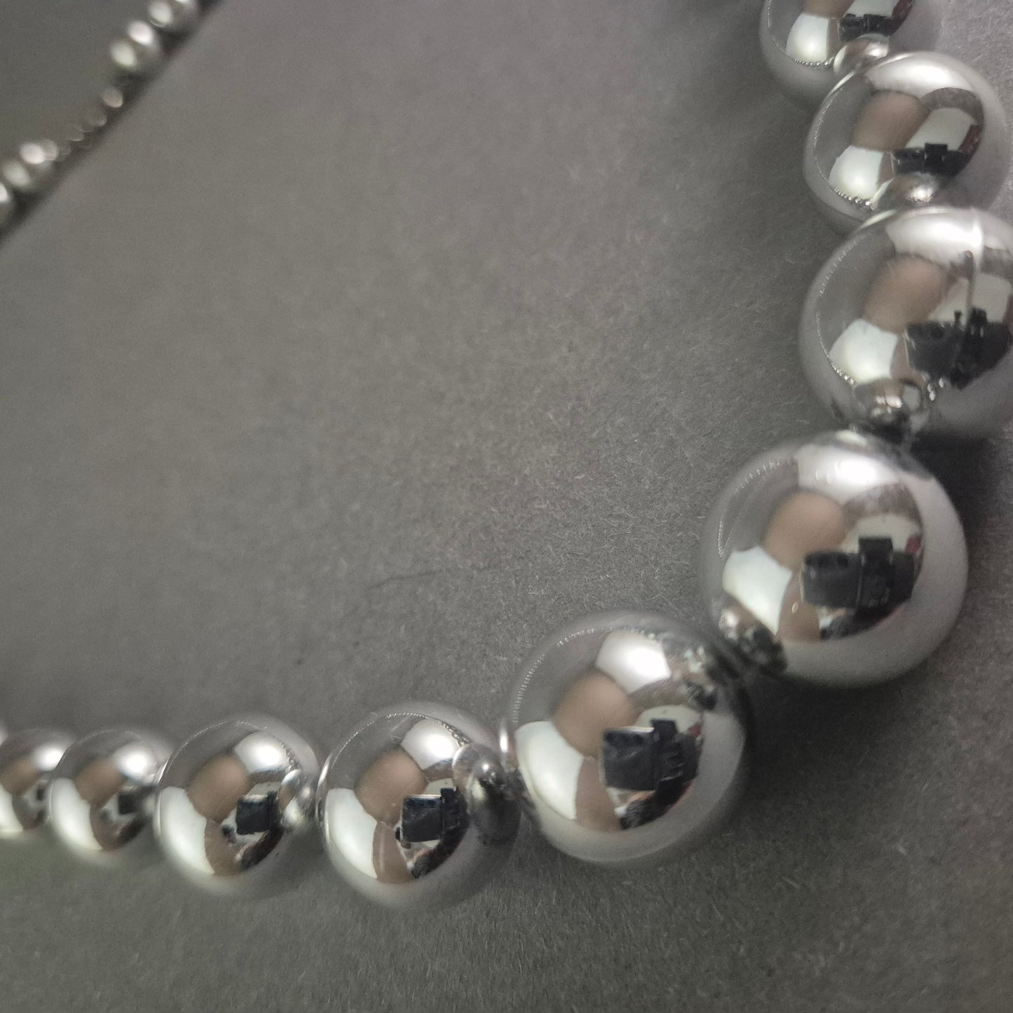 Elegante Statement-Kette in Silberoptik – Glänzende Perlen im modernen Design