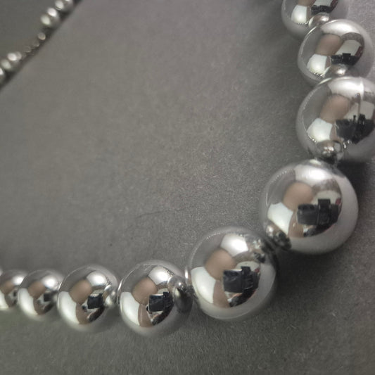 Elegante Statement-Kette in Silberoptik – Glänzende Perlen im modernen Design