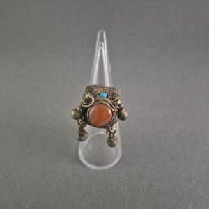Antiker Berber-Ring aus Marokko – Handgefertigt mit Edelsteinbesatz