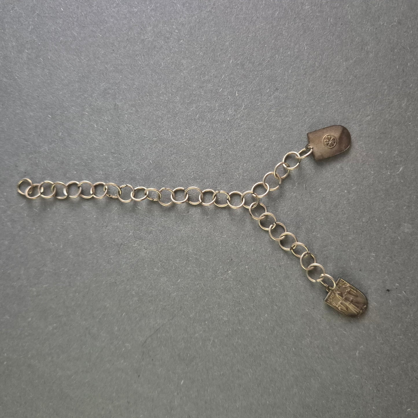 Silberne Krawattenkette mit Wappenanhängern – Vintage Accessoire