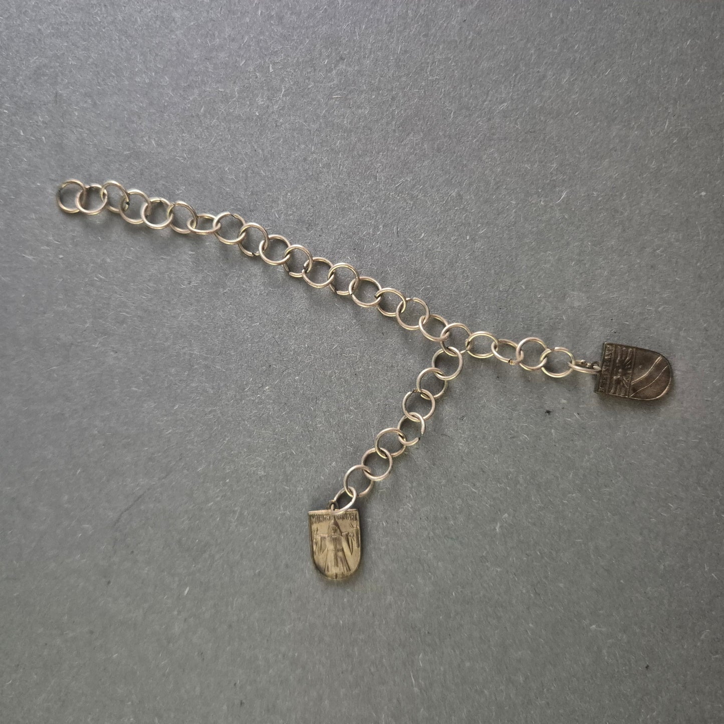 Silberne Krawattenkette mit Wappenanhängern – Vintage Accessoire