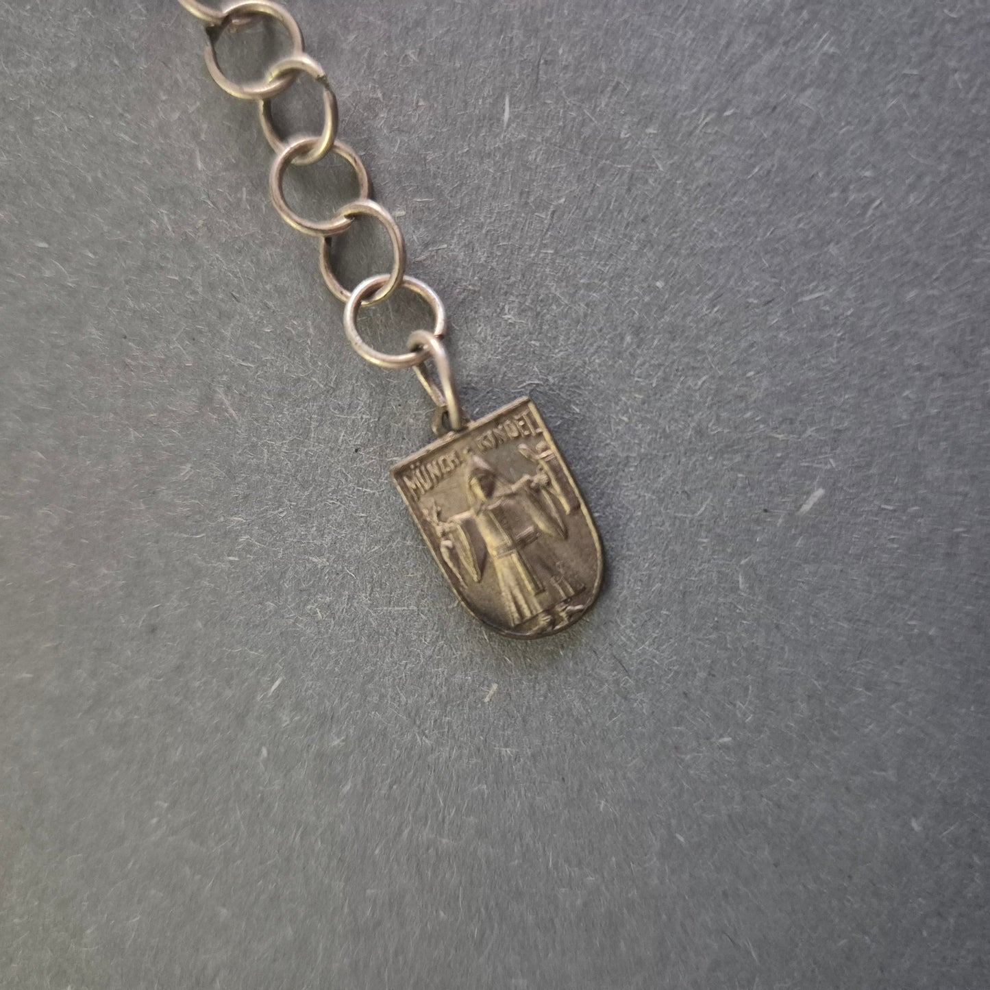 Silberne Krawattenkette mit Wappenanhängern – Vintage Accessoire