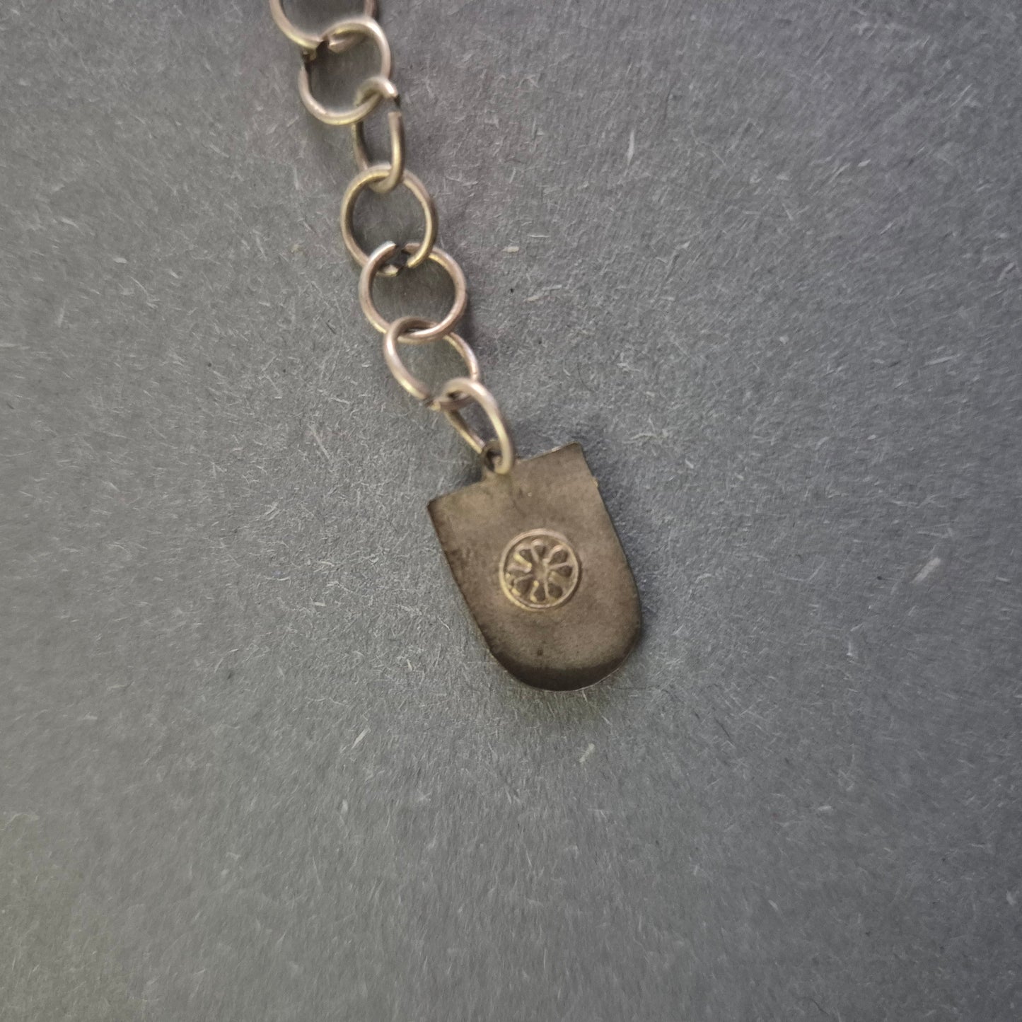 Silberne Krawattenkette mit Wappenanhängern – Vintage Accessoire