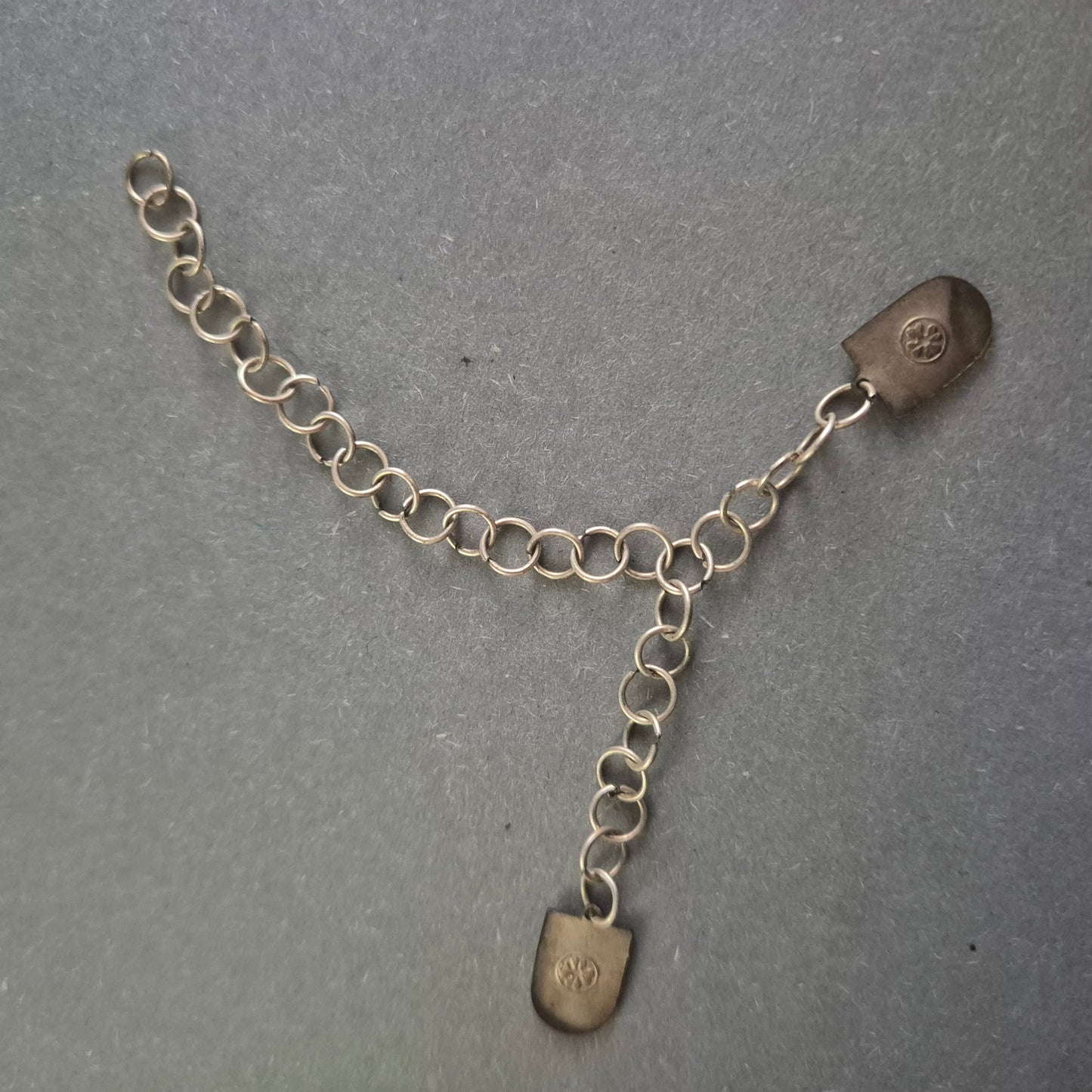 Silberne Krawattenkette mit Wappenanhängern – Vintage Accessoire