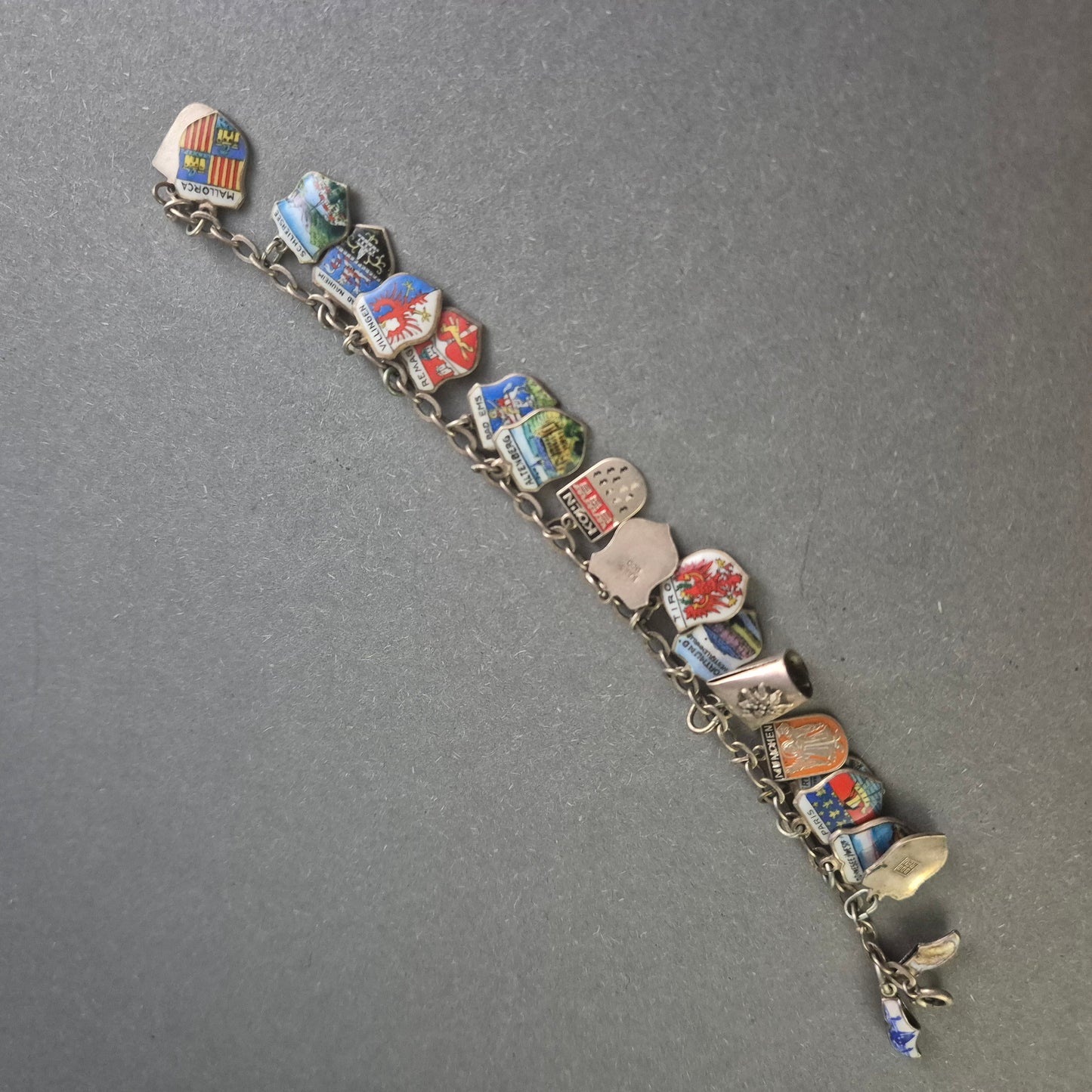 Silbernes Charivari-Armband mit Wappen-Anhängern – Sammlerstück