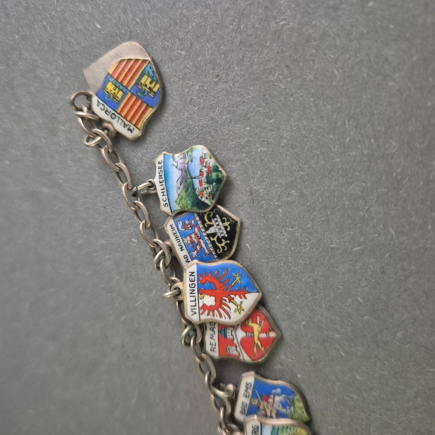 Silbernes Charivari-Armband mit Wappen-Anhängern – Sammlerstück