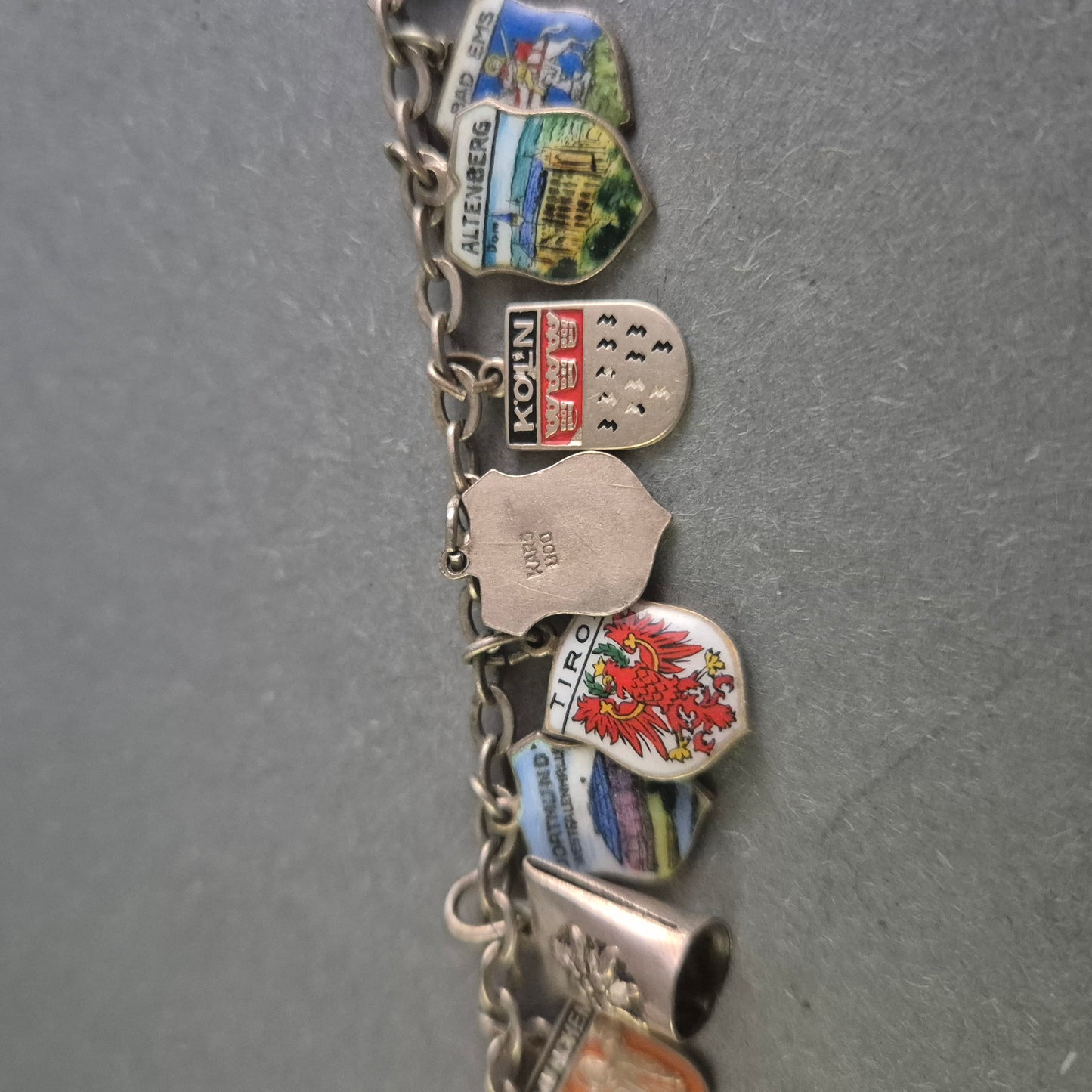 Silbernes Charivari-Armband mit Wappen-Anhängern – Sammlerstück