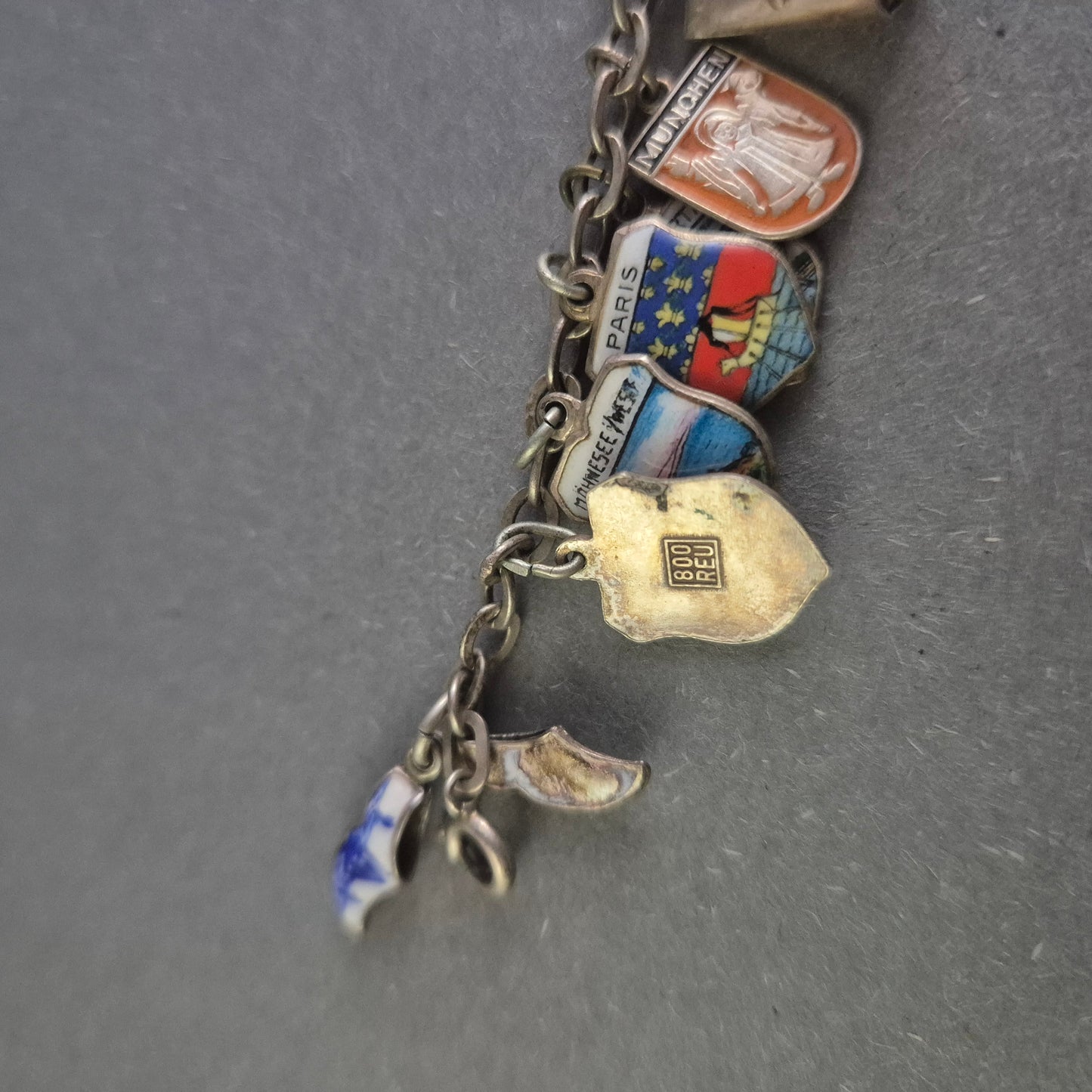 Silbernes Charivari-Armband mit Wappen-Anhängern – Sammlerstück