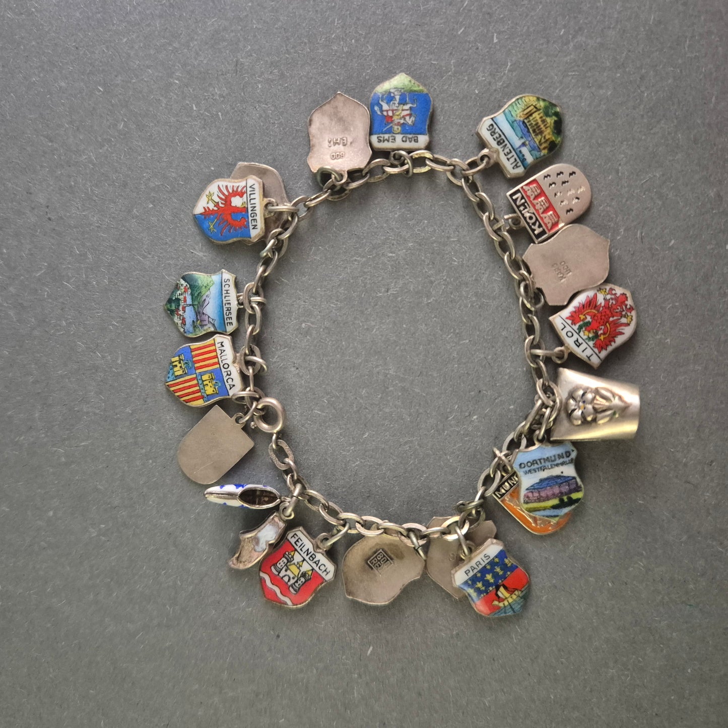 Silbernes Charivari-Armband mit Wappen-Anhängern – Sammlerstück