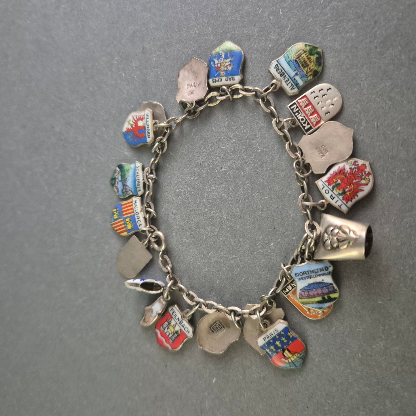 Silbernes Charivari-Armband mit Wappen-Anhängern – Sammlerstück