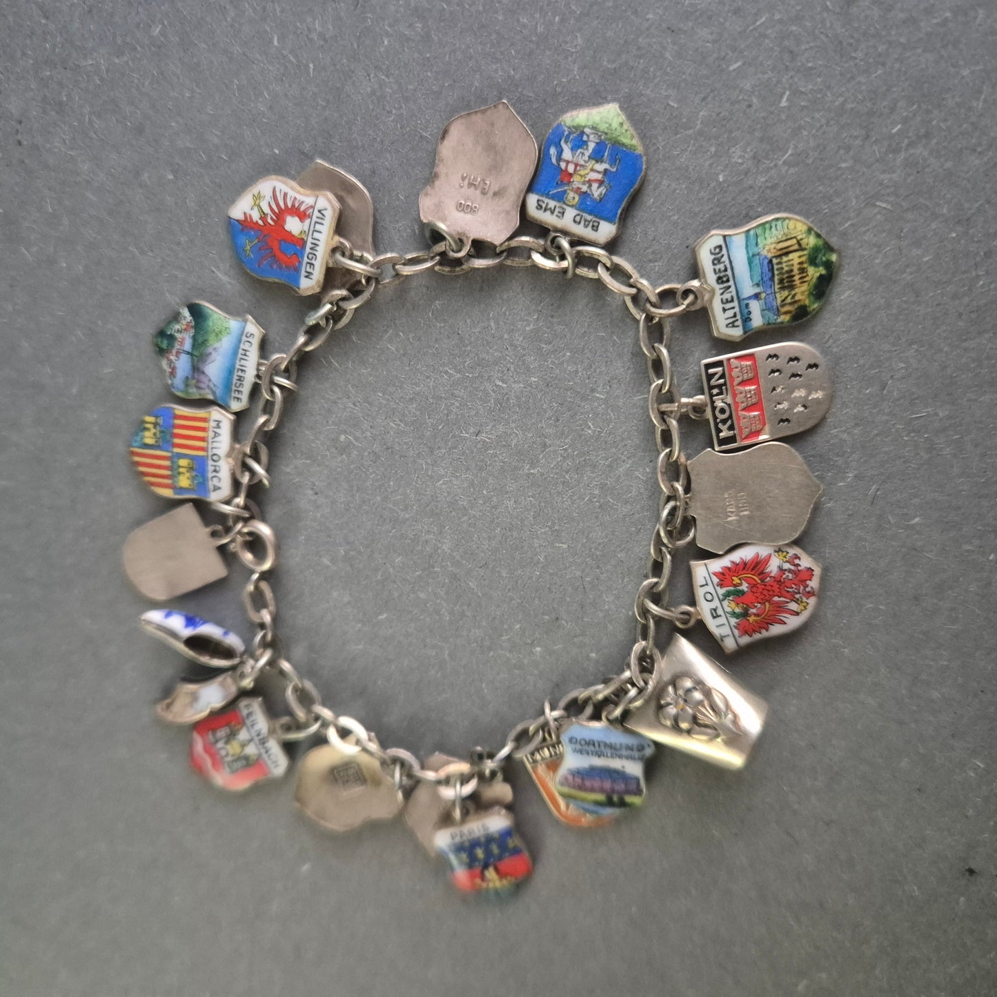 Silbernes Charivari-Armband mit Wappen-Anhängern – Sammlerstück