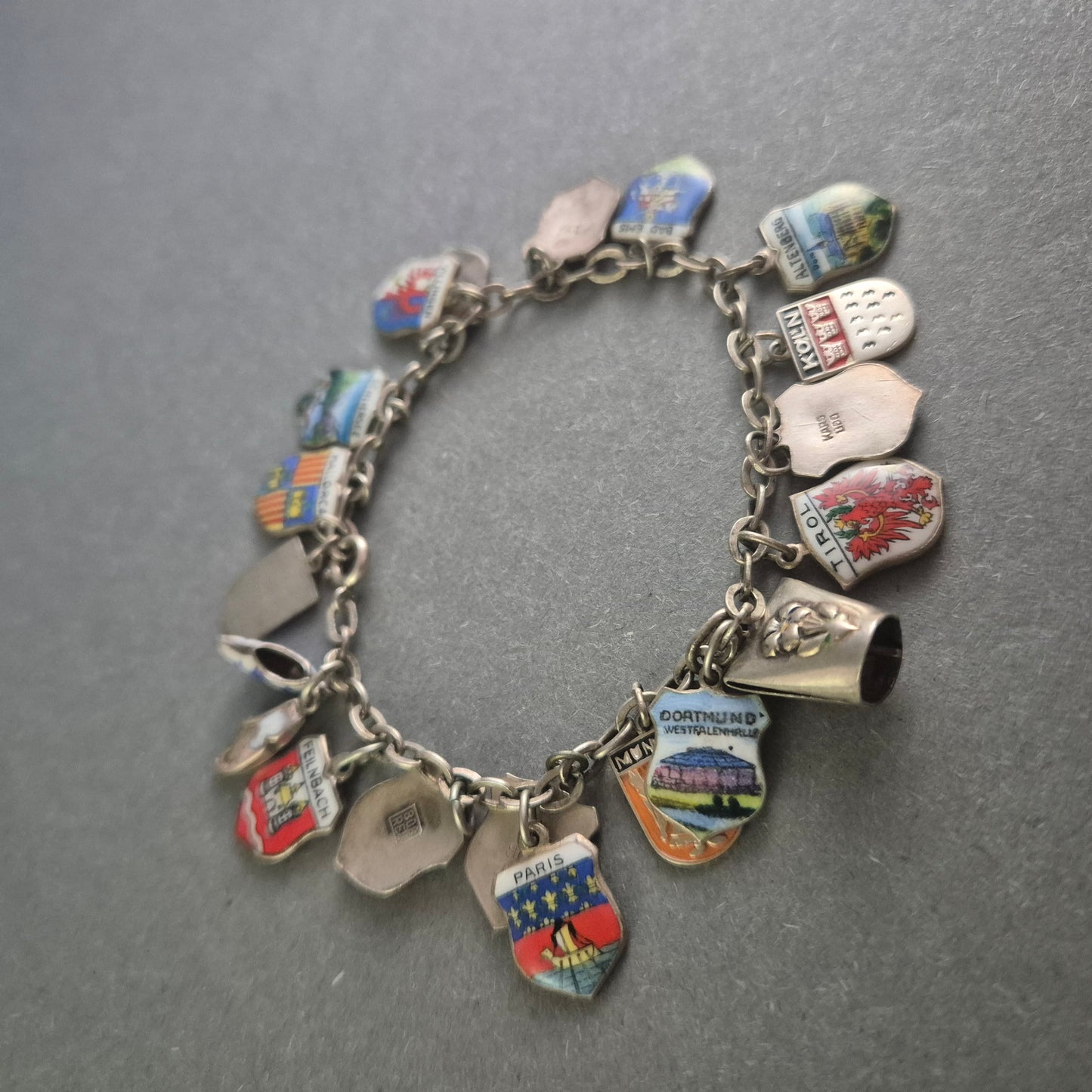 Silbernes Charivari-Armband mit Wappen-Anhängern – Sammlerstück