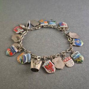 Silbernes Charivari-Armband mit Wappen-Anhängern – Sammlerstück