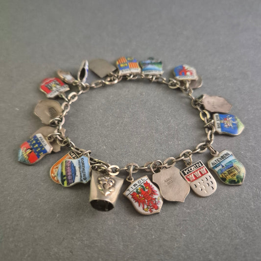 Silbernes Charivari-Armband mit Wappen-Anhängern – Sammlerstück