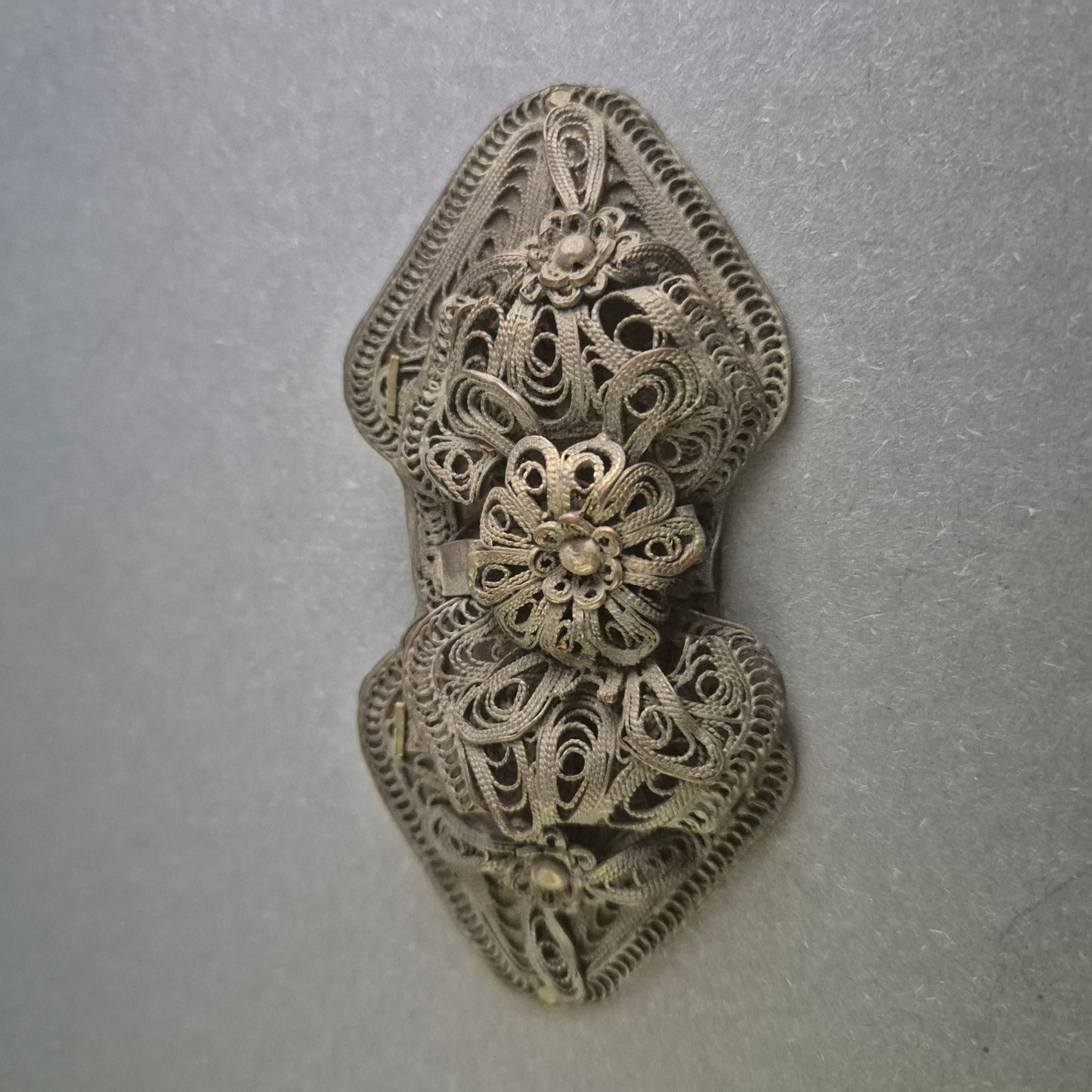 Elegante antike Silberbrosche – Filigranes Design mit Blumenmotiv