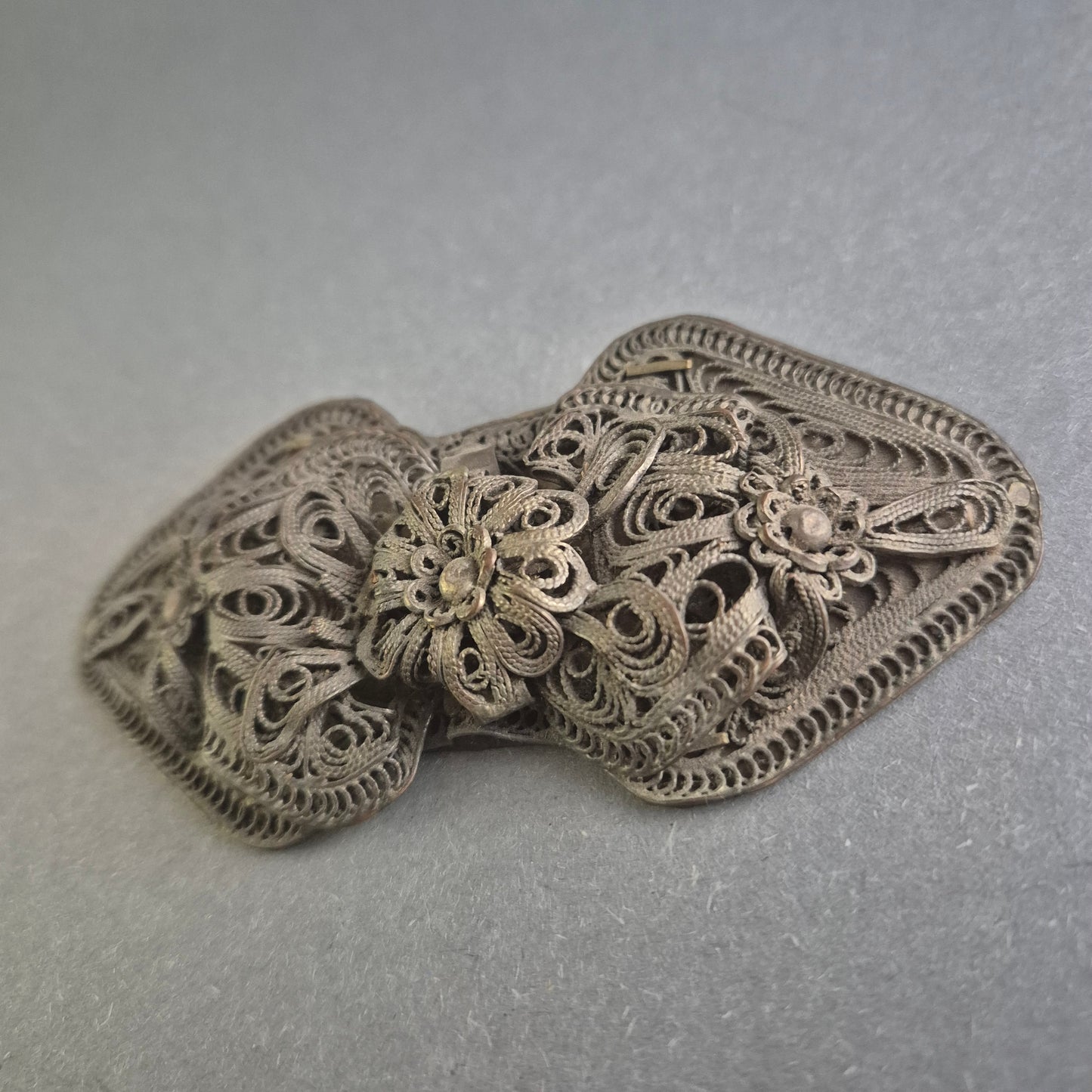 Elegante antike Silberbrosche – Filigranes Design mit Blumenmotiv
