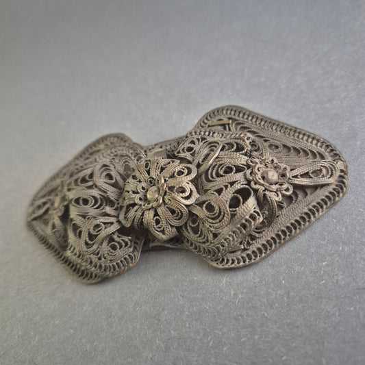 Elegante antike Silberbrosche – Filigranes Design mit Blumenmotiv