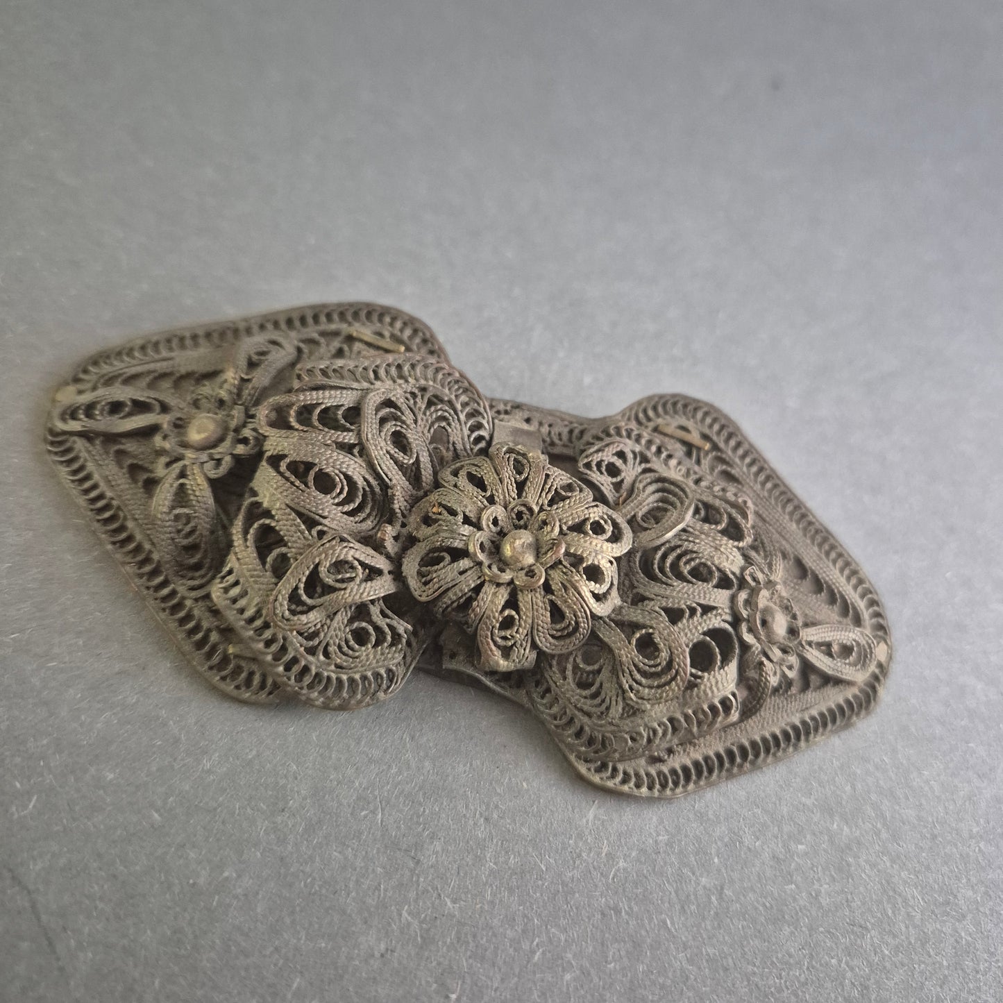 Elegante antike Silberbrosche – Filigranes Design mit Blumenmotiv