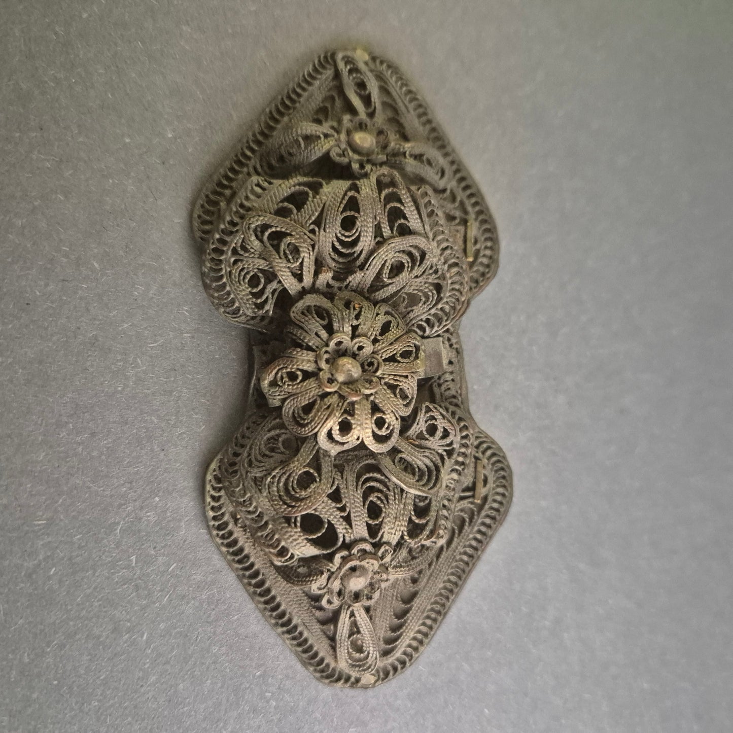 Elegante antike Silberbrosche – Filigranes Design mit Blumenmotiv