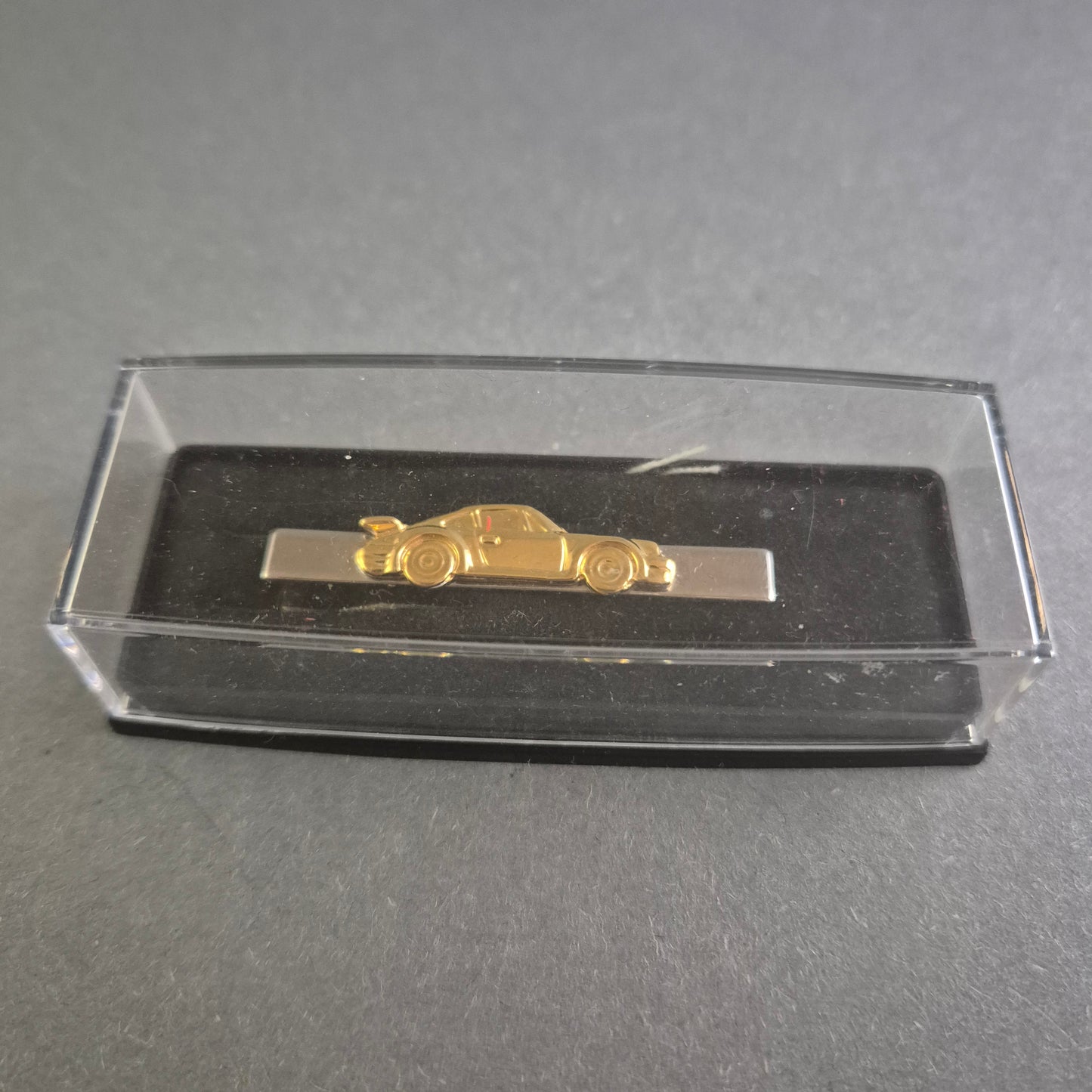 Krawattenklammer mit goldenem Porsche-Motiv