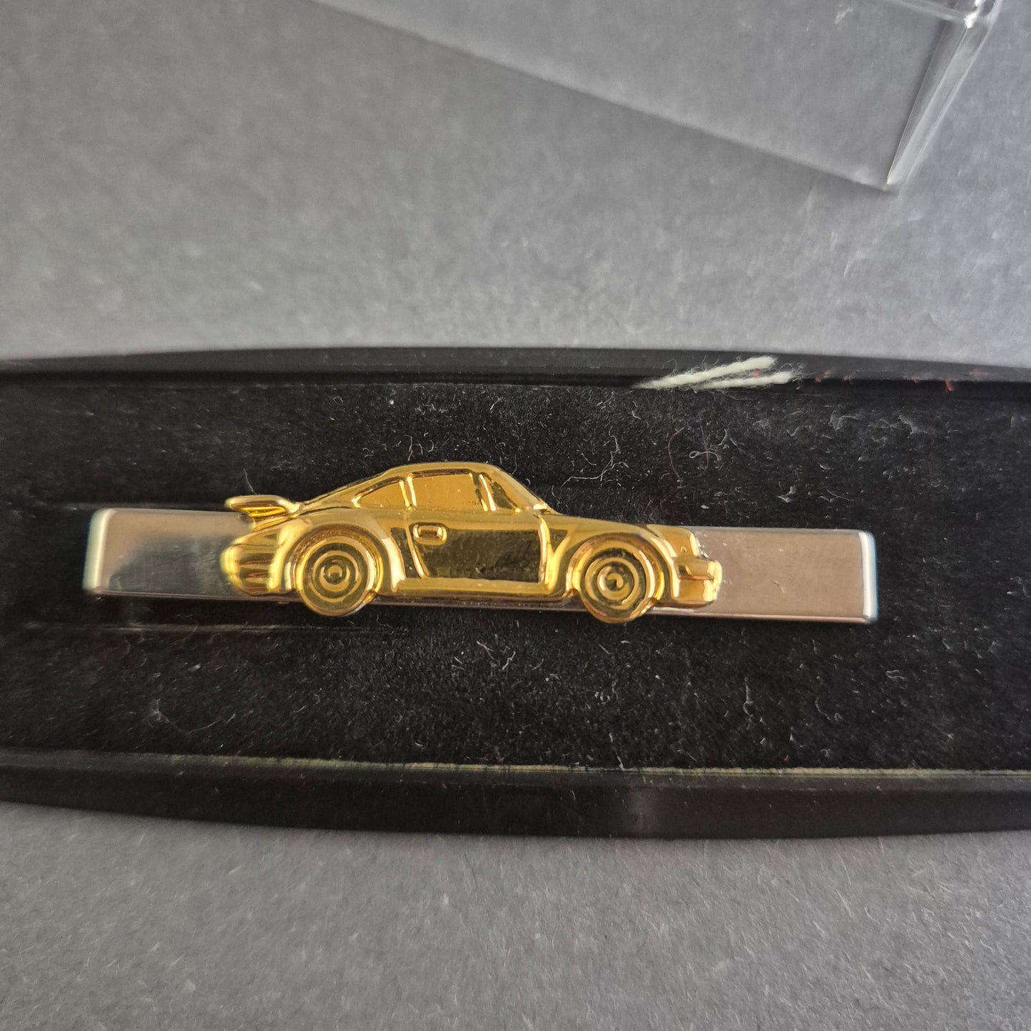 Krawattenklammer mit goldenem Porsche-Motiv