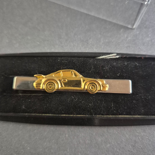 Krawattenklammer mit goldenem Porsche-Motiv