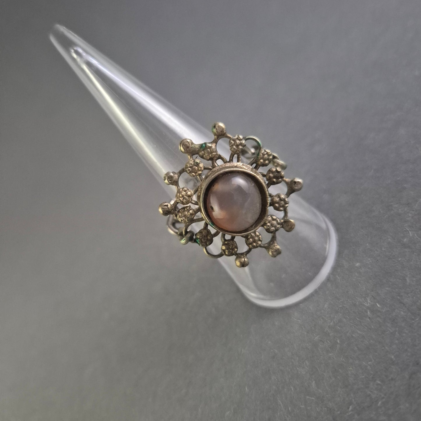 Antiker Silberring mit floraler Verzierung und Steinbesatz