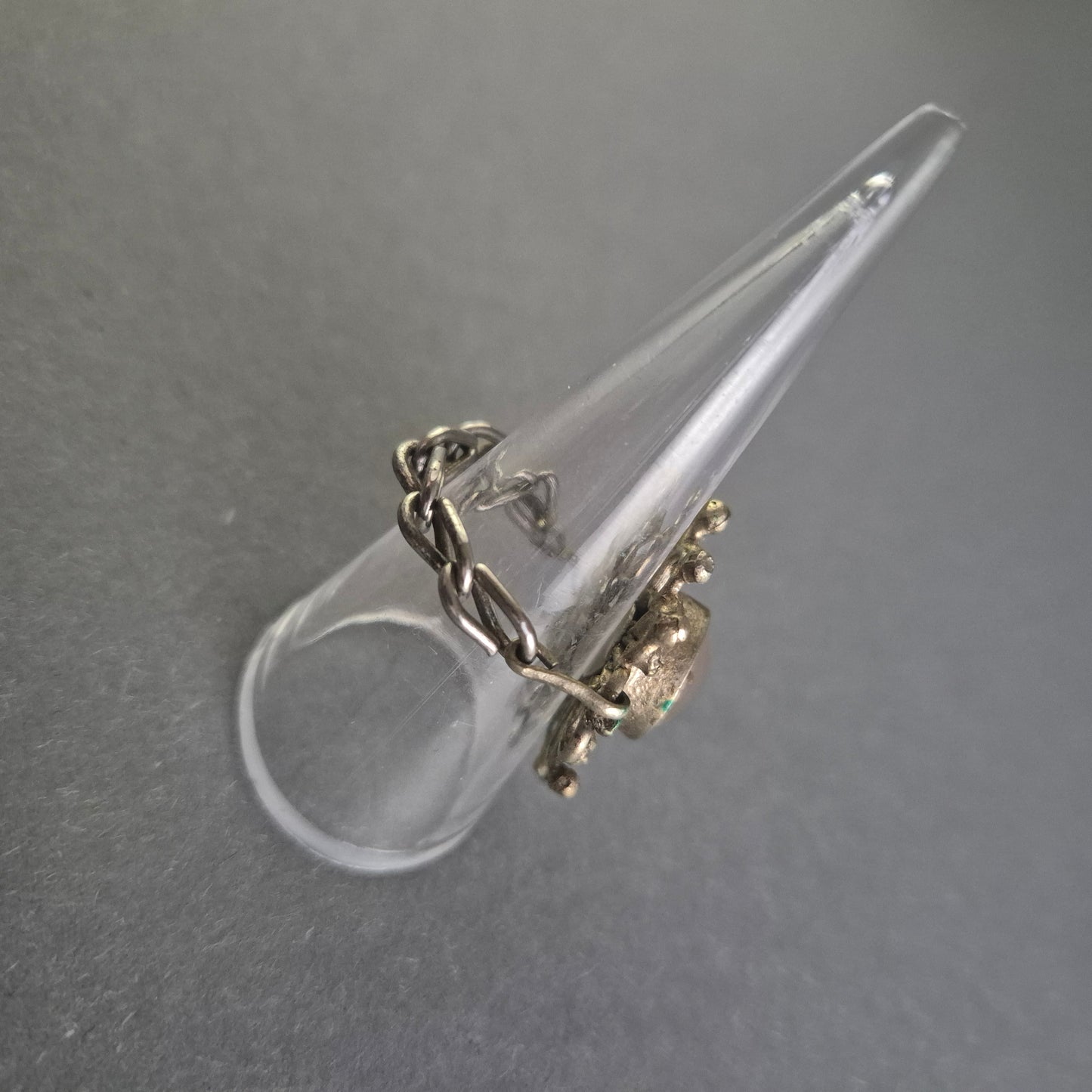 Antiker Silberring mit floraler Verzierung und Steinbesatz