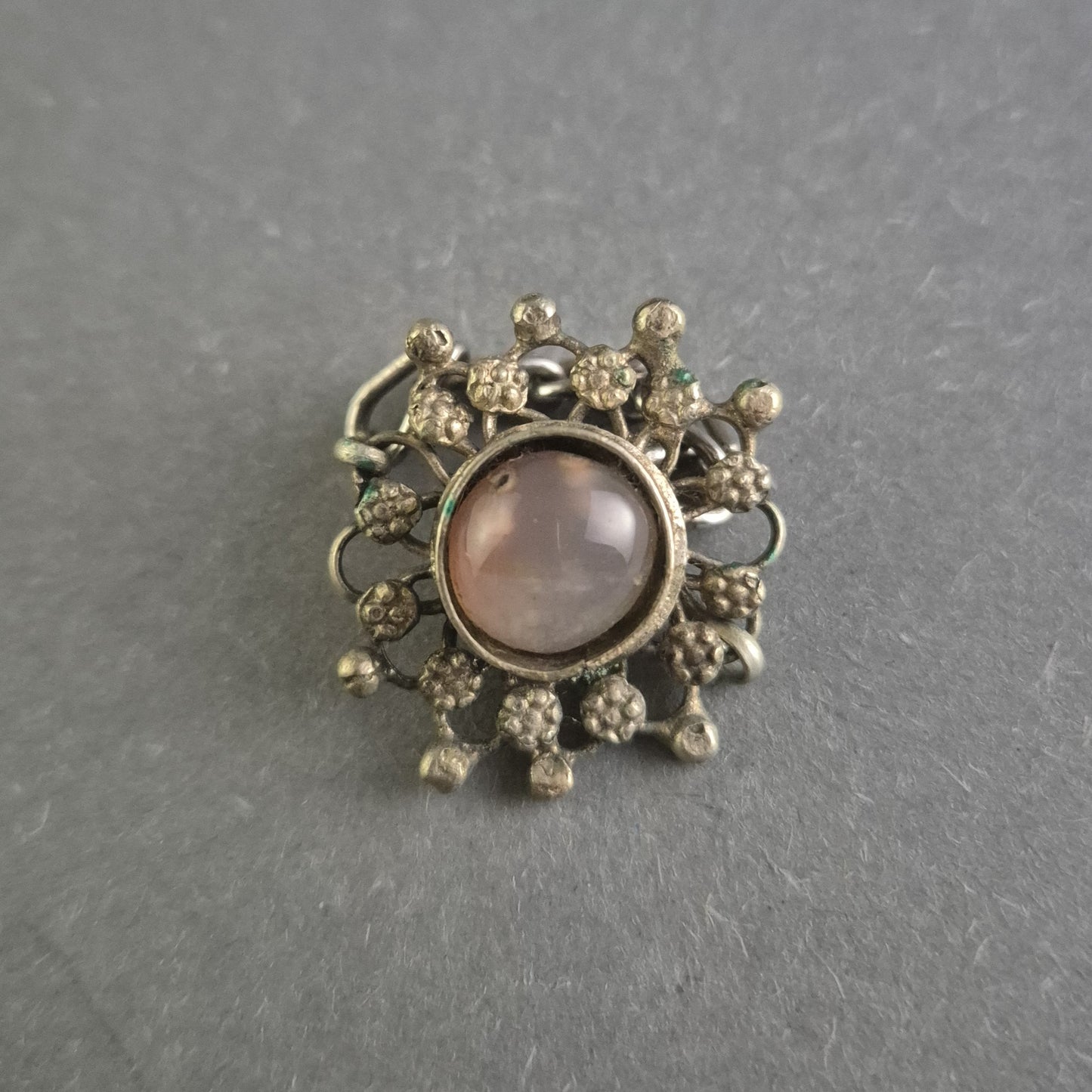 Antiker Silberring mit floraler Verzierung und Steinbesatz