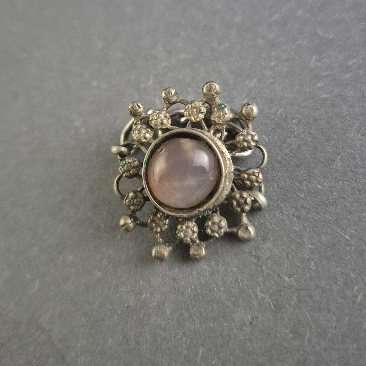 Antiker Silberring mit floraler Verzierung und Steinbesatz